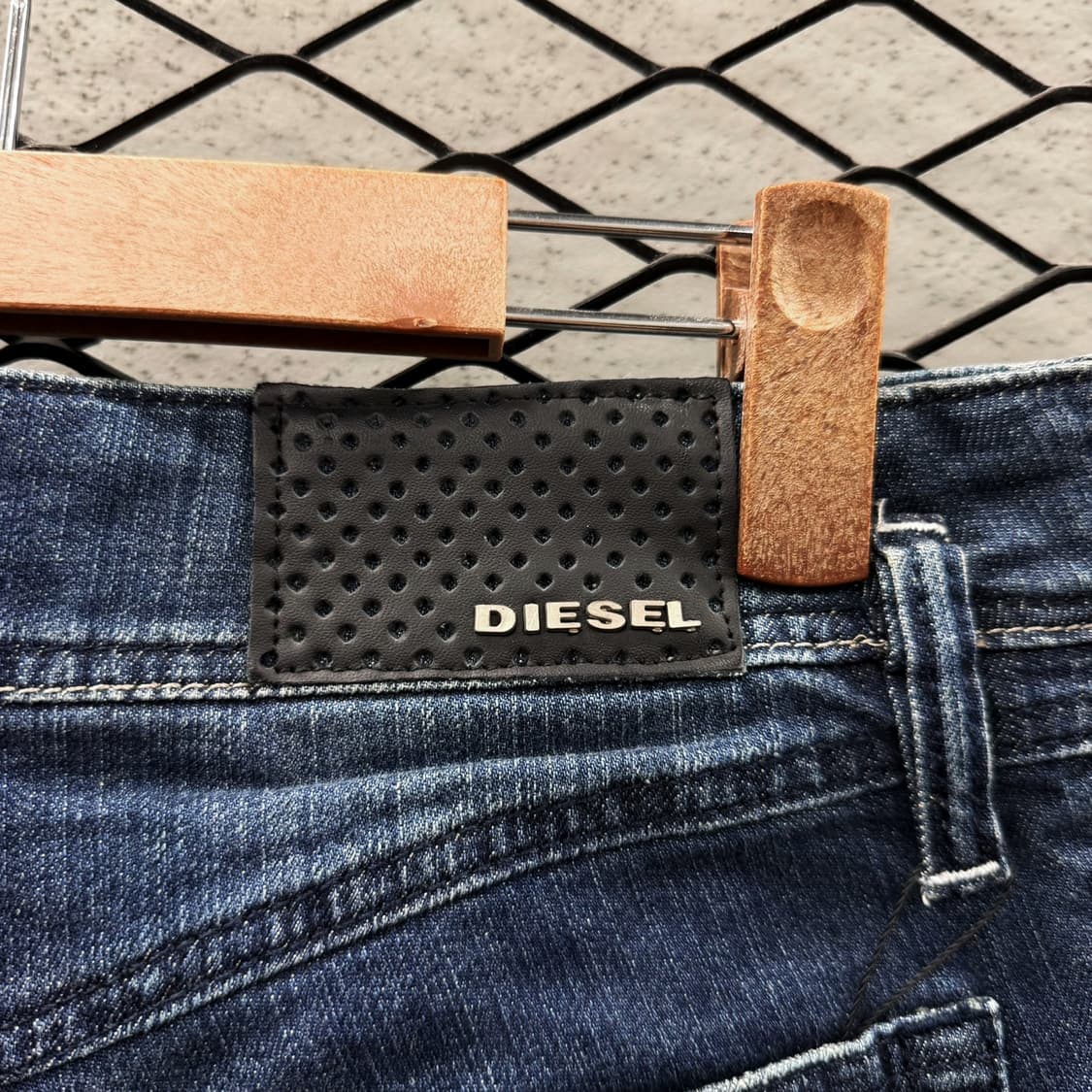 디젤 브러시 워싱 데님팬츠 디스트로이드 데미지 브랜드탭 디테일 슬림핏 상품이미지7