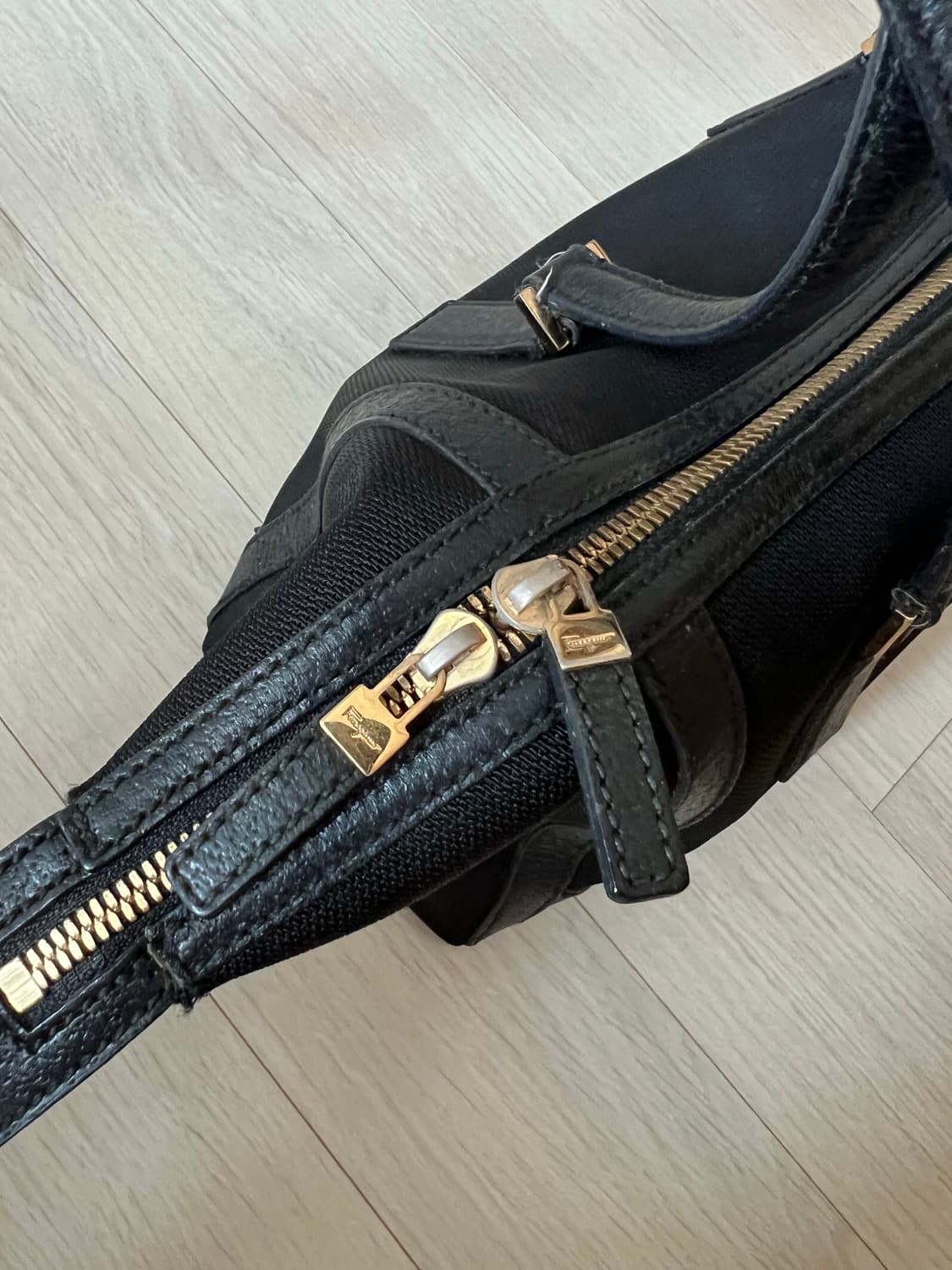  페라가모 블랙 캔버스 가죽 트림 핸드백 상품이미지5