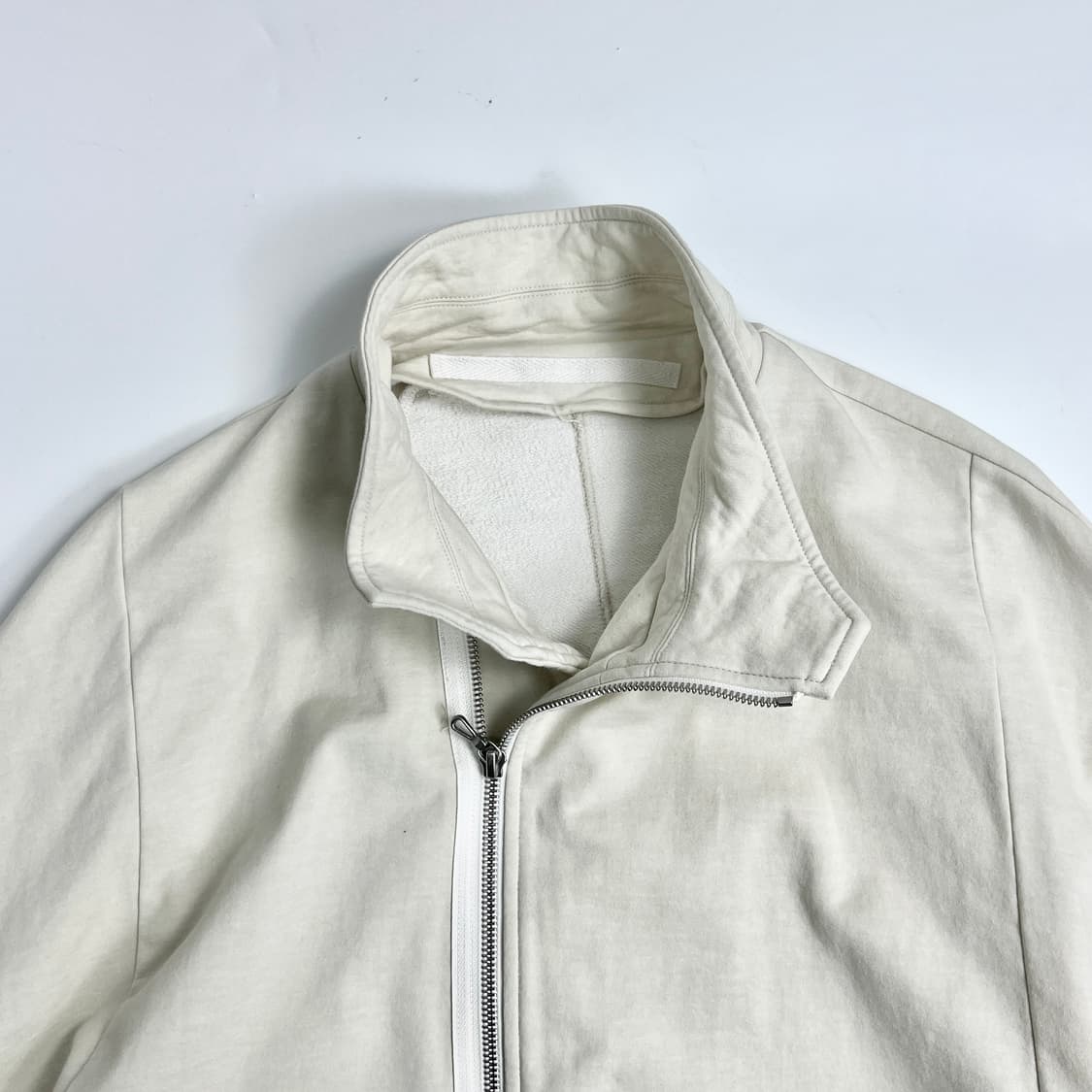 율리우스 비대칭 커버드넥 집업 자켓 상품이미지7