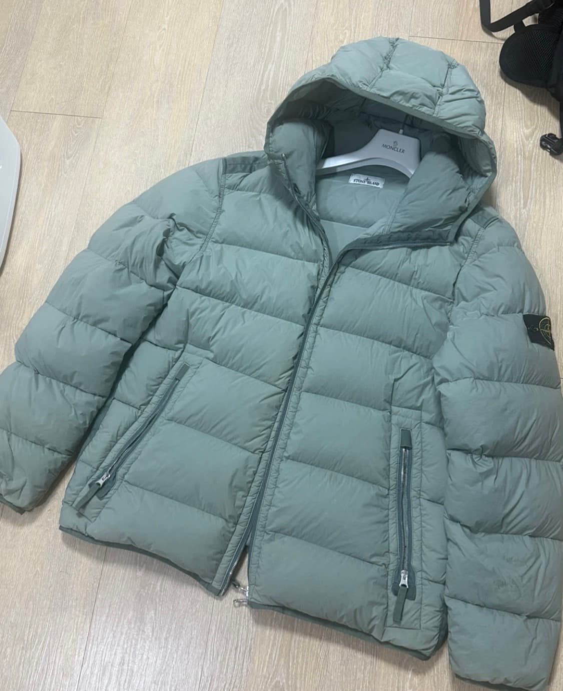 [XL]23FW 스톤아일랜드 심리스터널 세이지그린 패딩 상품이미지1