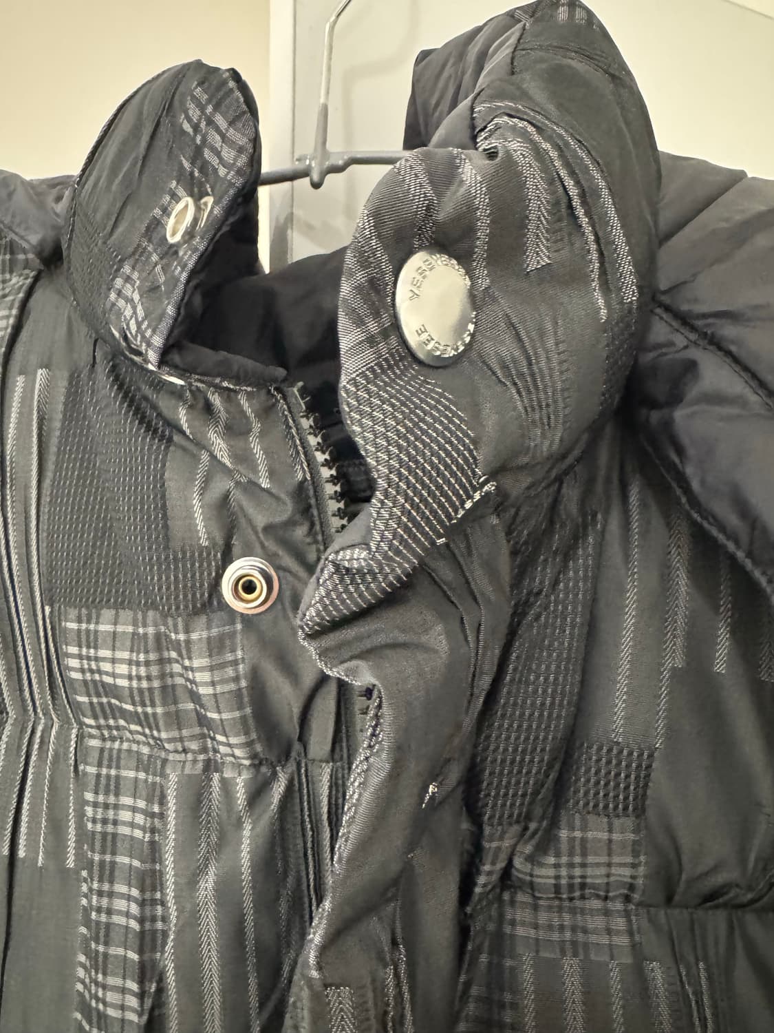 오늘만)예스아이씨 x인세인개러지 콜라보 다운 자켓 블랙 새상품 상품이미지3