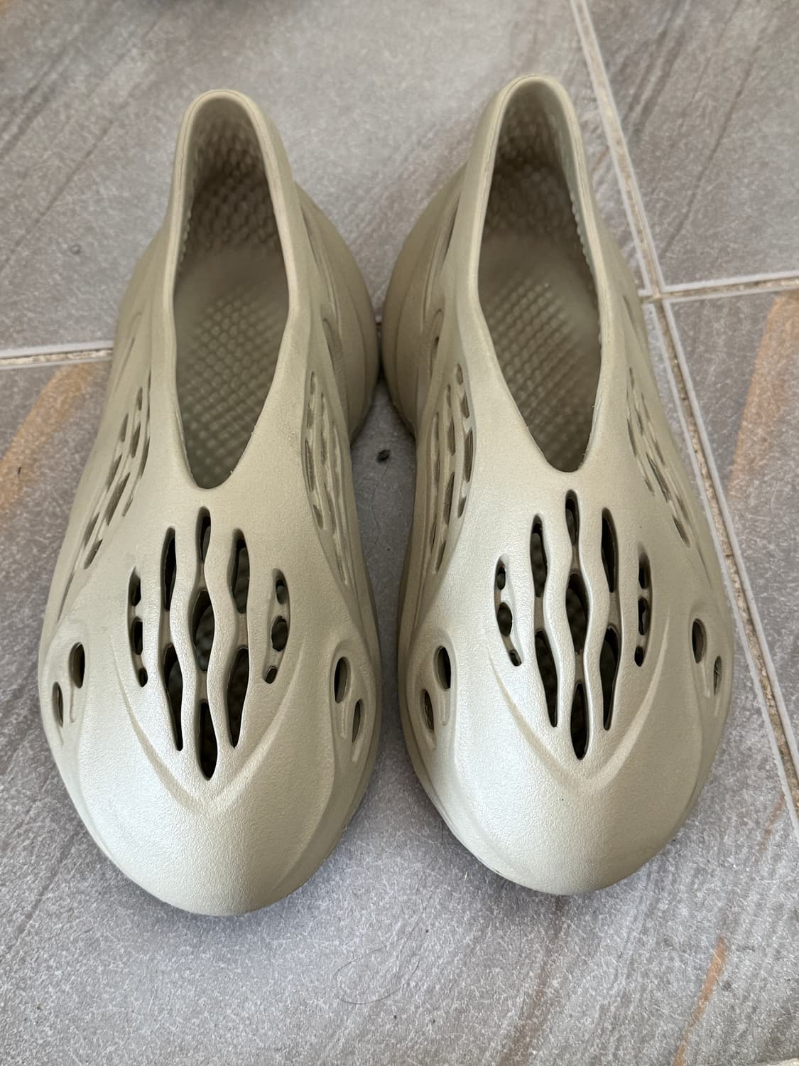 아디다스 이지폼러너 스톤솔트 265 상품이미지1