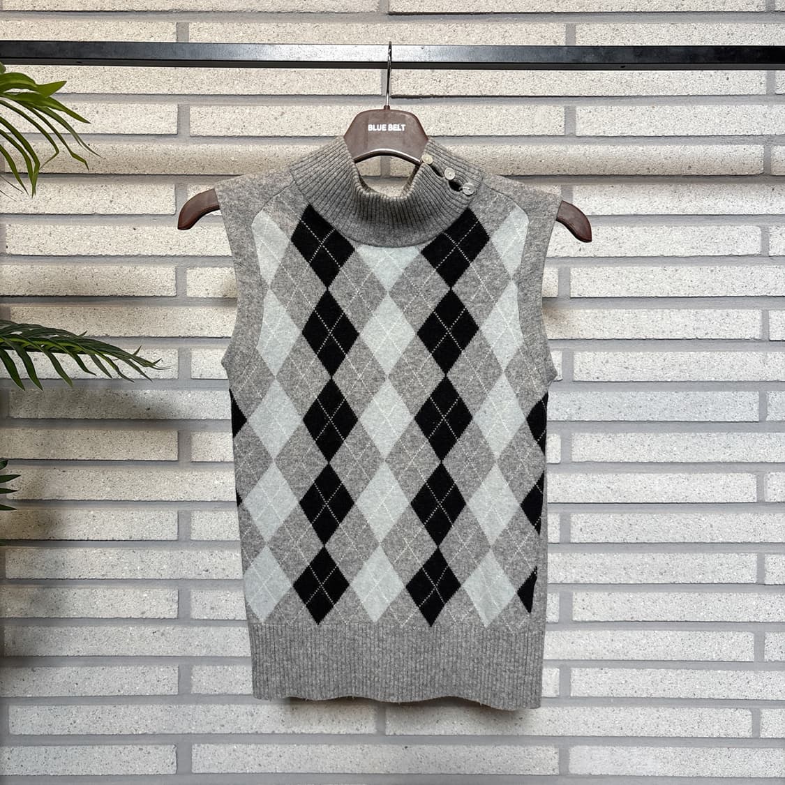 Michel Klein 미쉘클랑 아가일 반폴라 니트베스트 플랩버튼 디테일 상품이미지2