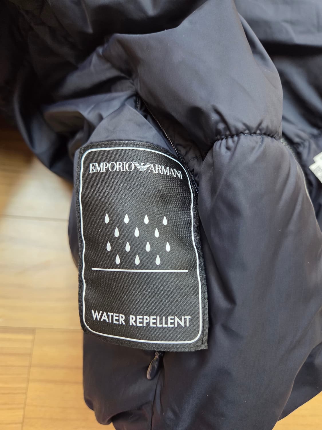 엠포리오 아르마니 블랙 패딩 판매합니다. 무난한 디자인이라 여기저기 잘  상품이미지9