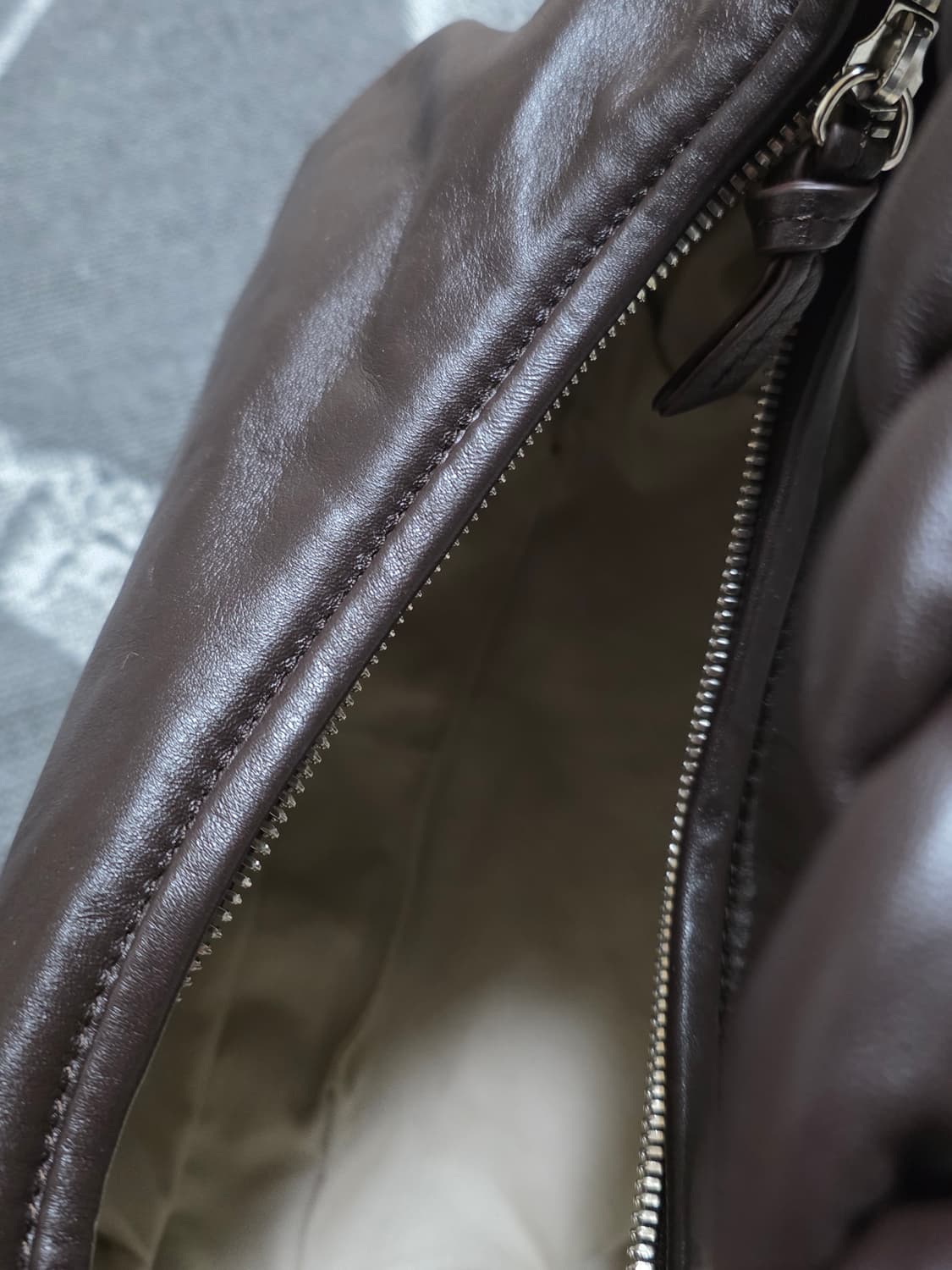 헤레우 에스피가 플레이티드 패디드 숄더백 다크브라운 상품이미지5