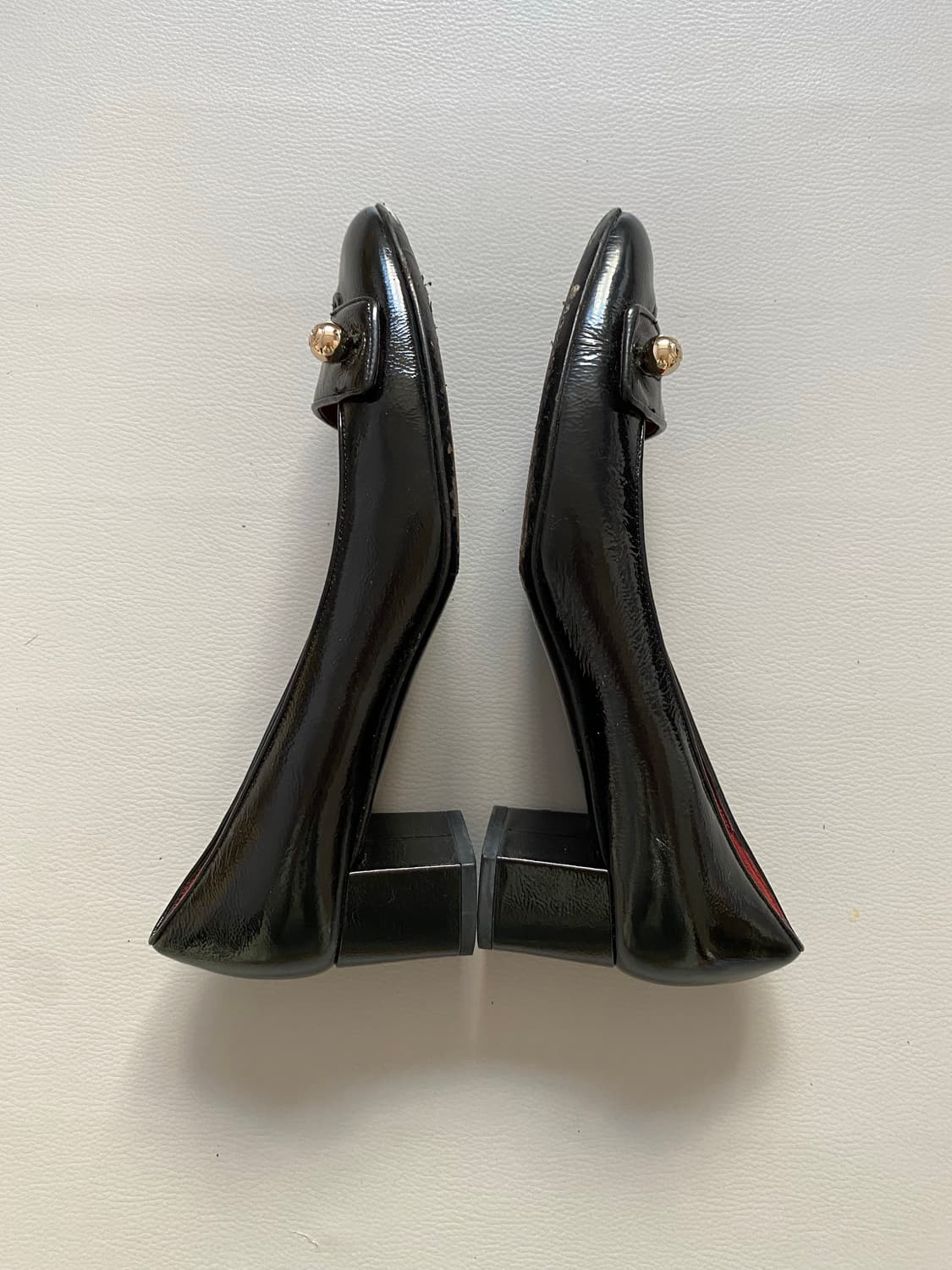 [구찌] 정품 블랙 페이턴트 금장 버튼 펌프스 (36.5 사이즈) 상품이미지4