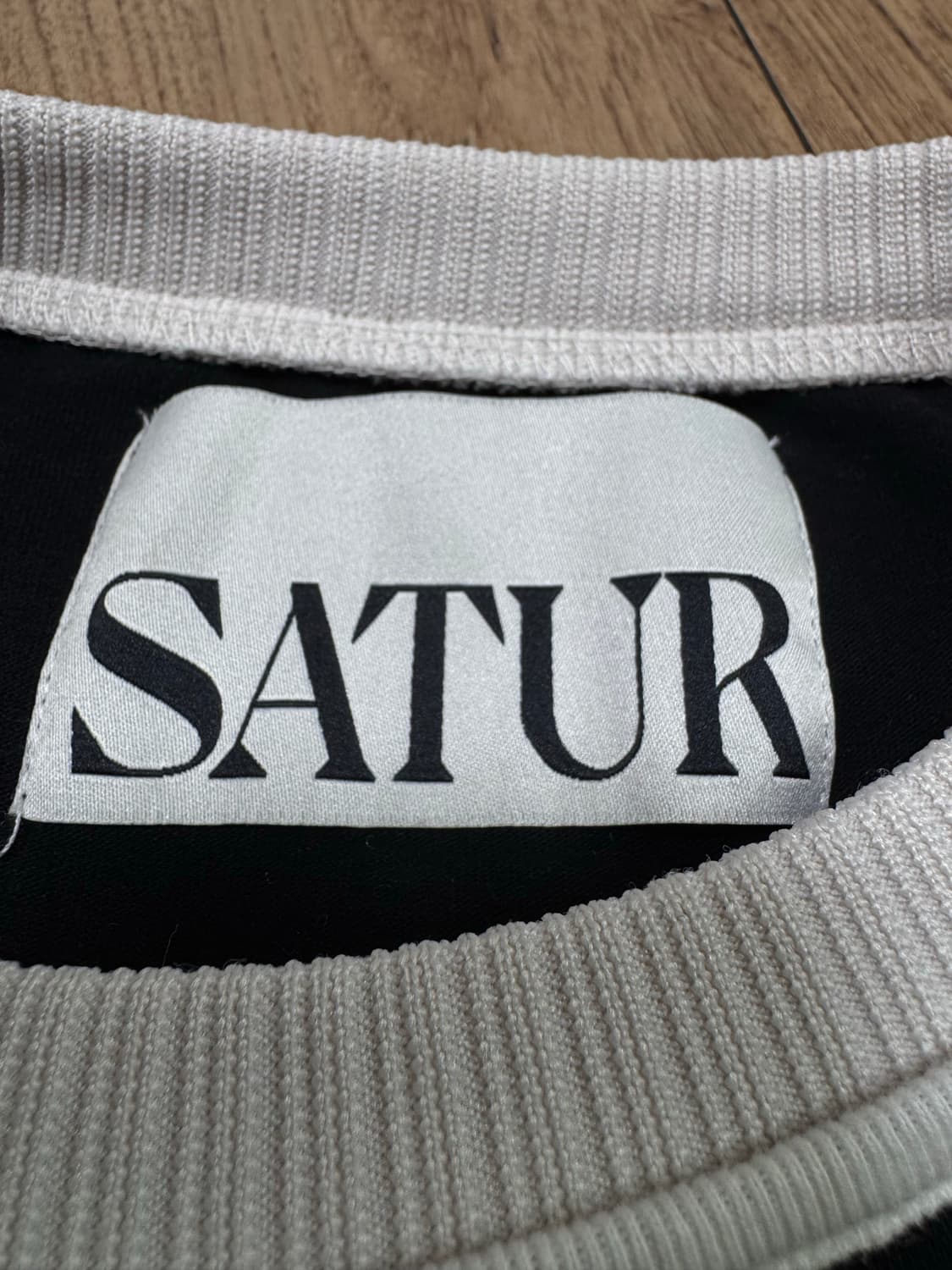 [M]세터 자수 로고 보야지 반팔 티셔츠 블랙 상품이미지4