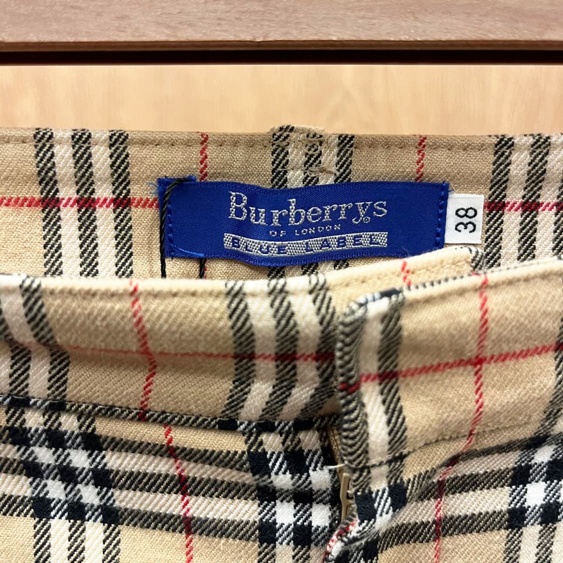 버버리 블루 라벨 코튼 팬츠 체크 패턴 백 포켓 디테일 8부 베이지 상품이미지6