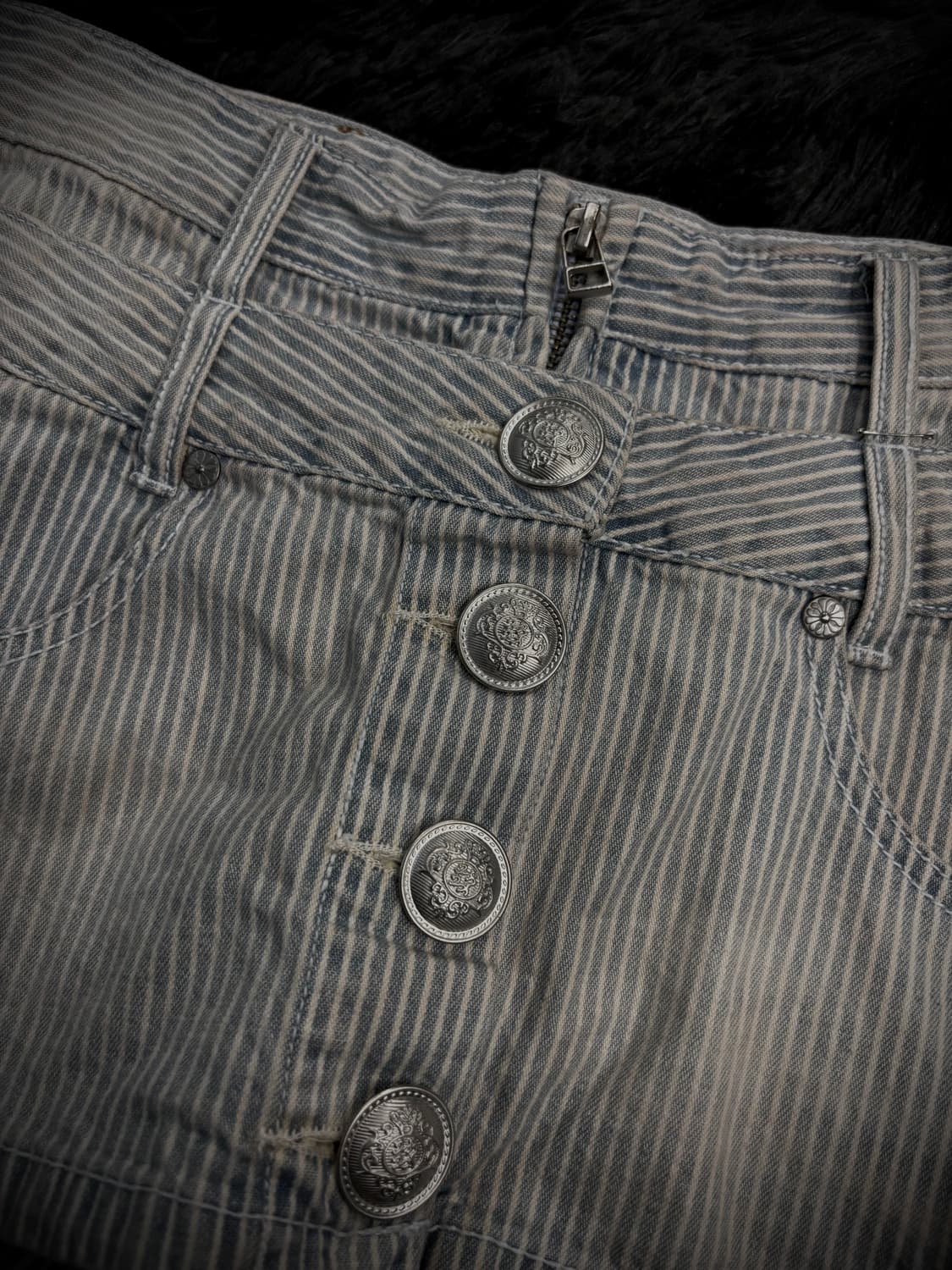 스트라이프 레터링 버튼 디테일 데님 숏팬츠 상품이미지4