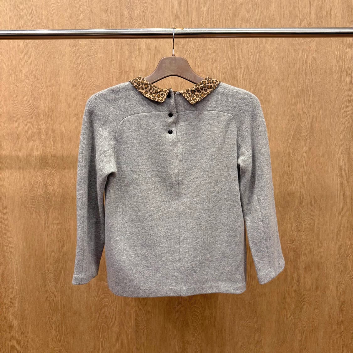 산드로 긴팔 티셔츠 레오파드 카라 배색 백버튼 디테일 그레이 상품이미지3