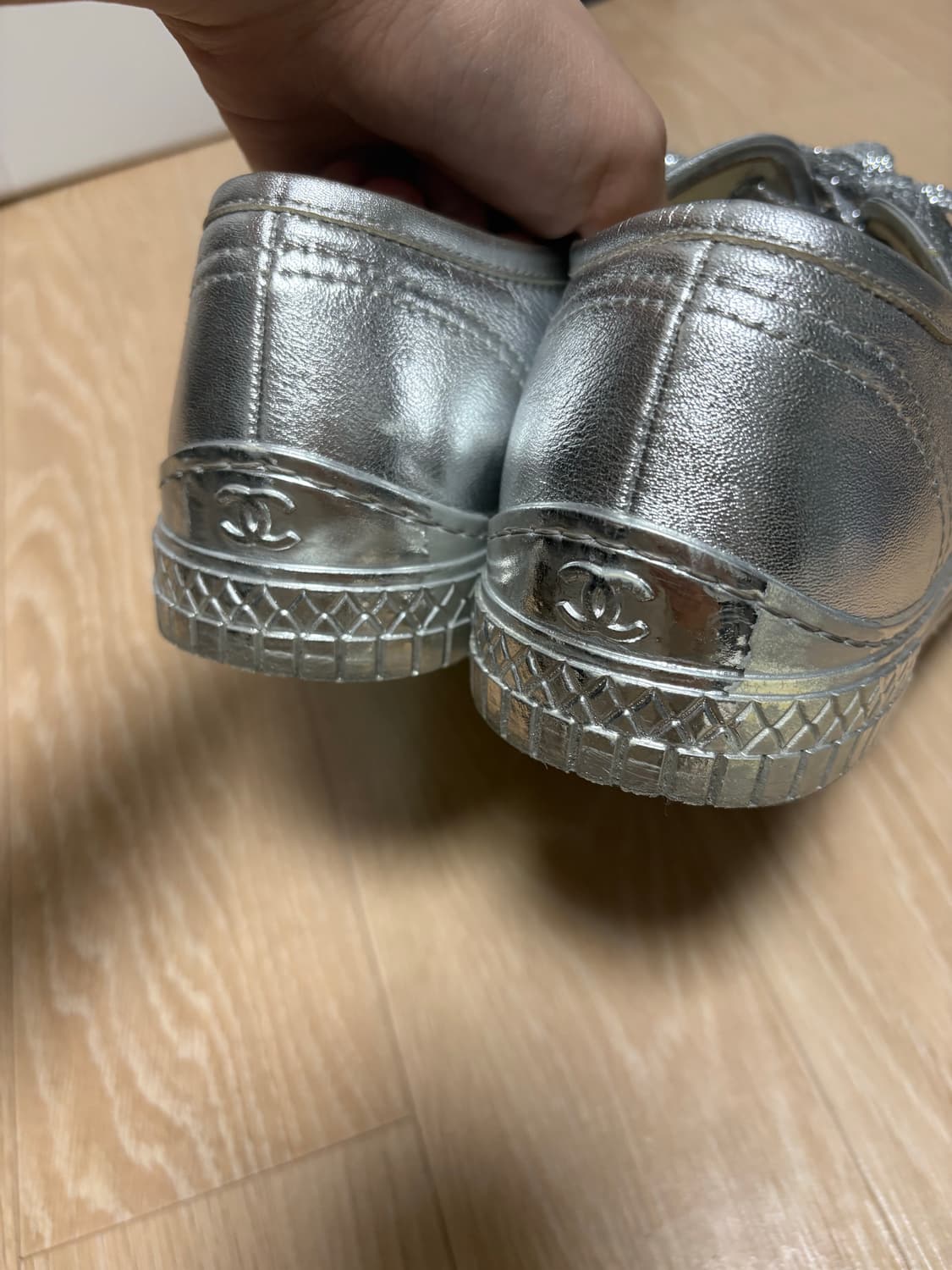 chanel 샤넬 레더 실버 스니커즈 39.5 상품이미지4