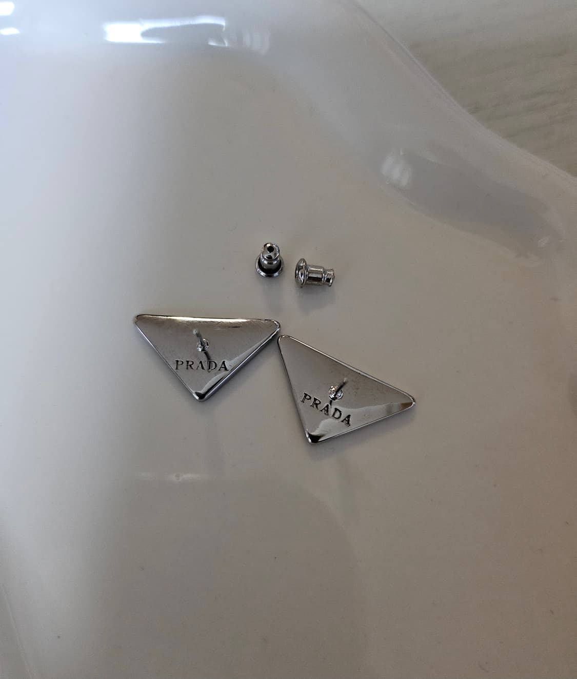 프라다 업사이클링 삼각로고 귀걸이 블랙 상품이미지2