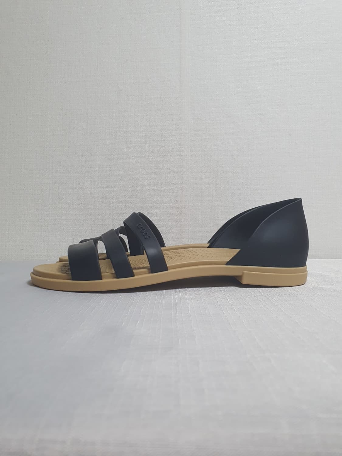 250mm 크록스 툴룸 오픈 플랫 샌들 블랙 탄 W8 상품이미지3