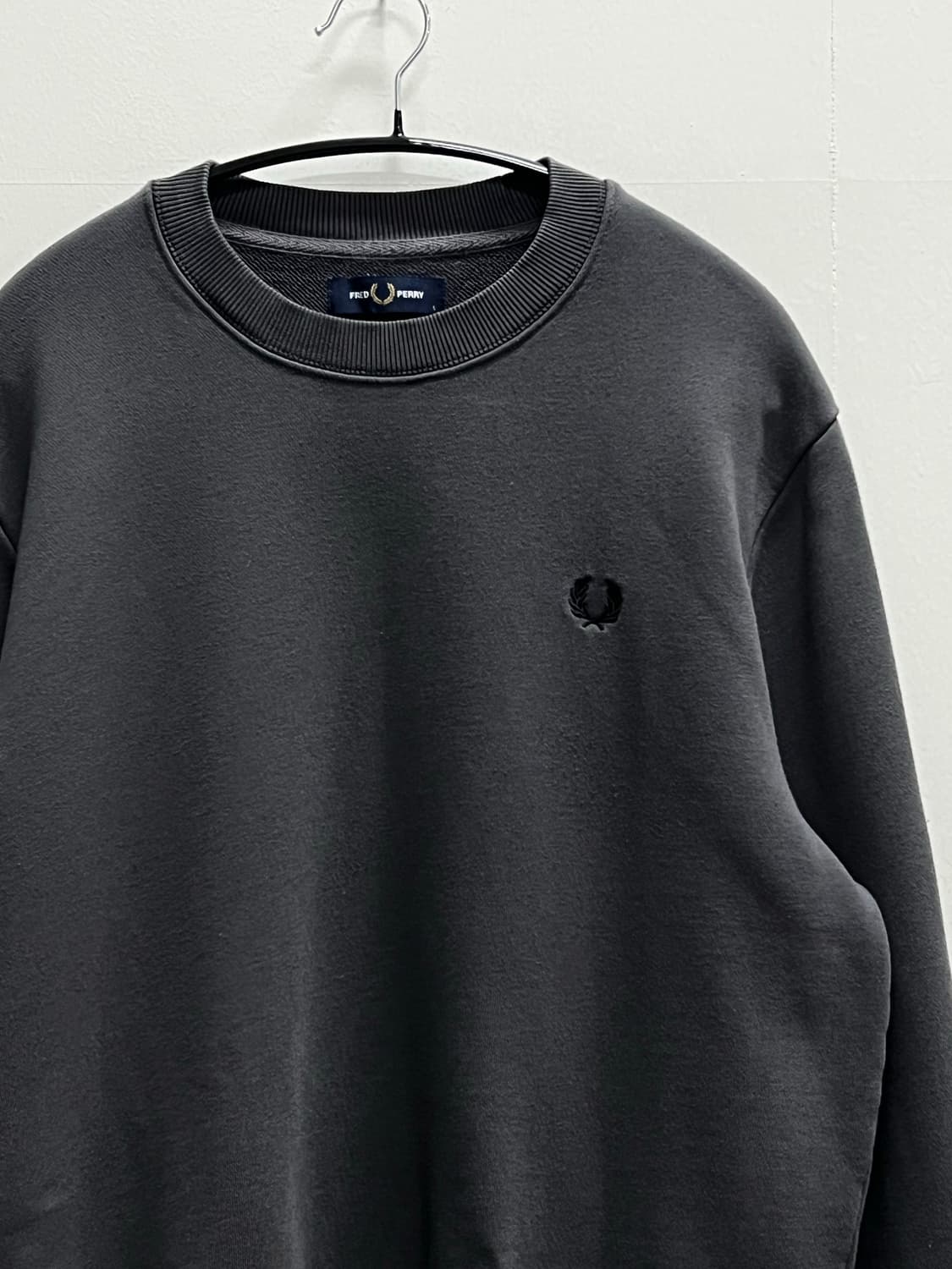 프레드페리 자수로고 맨투맨 차콜 상품이미지3