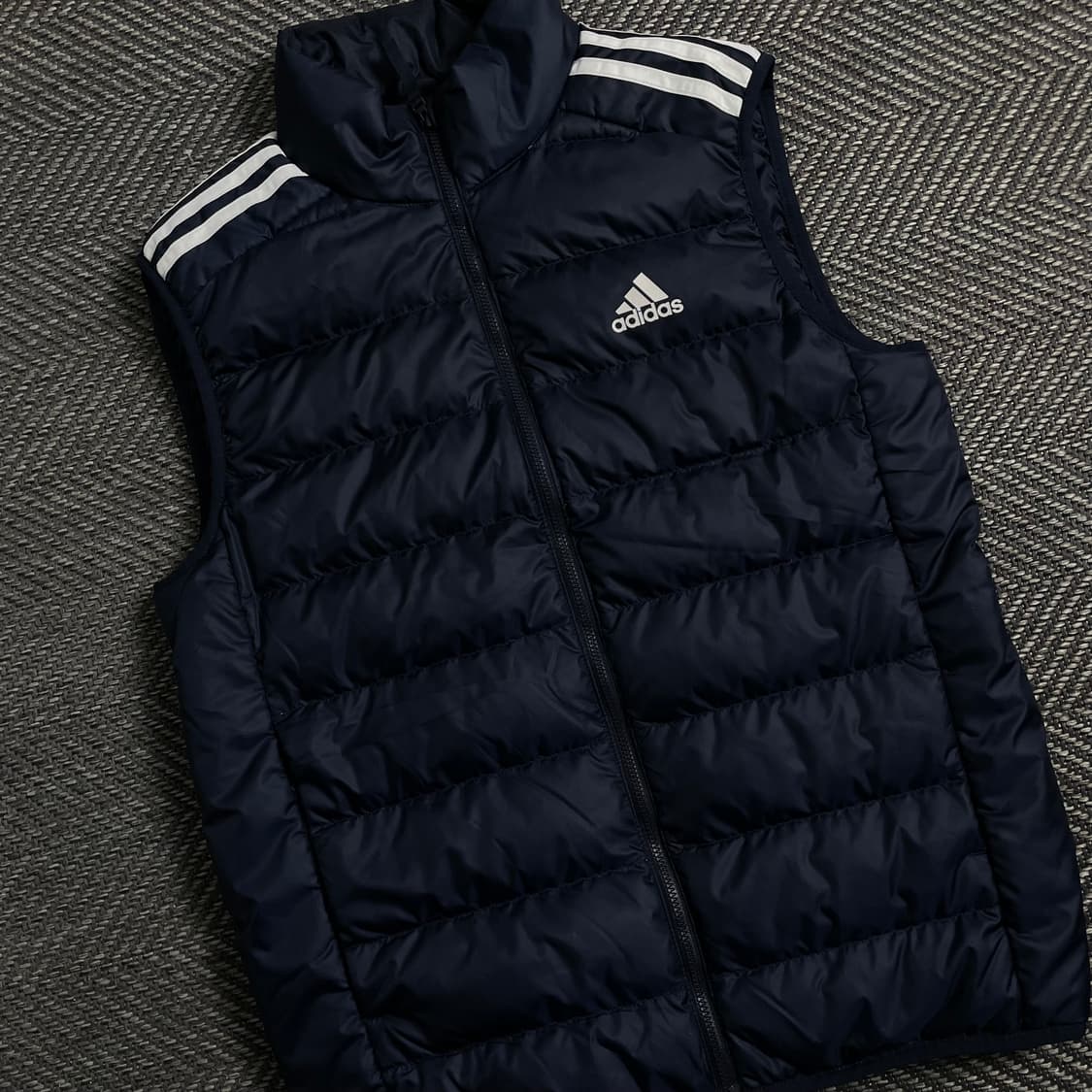 아디다스 에센셜 경량 다운 패딩 베스트 네이비y 4456 상품이미지1