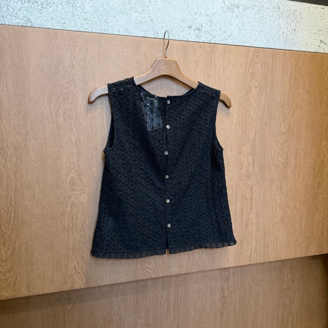 빈티지 슬리브리스 블라우스 플로럴 아일렛 펀칭 백 버튼업 디테일 블랙 상품이미지2