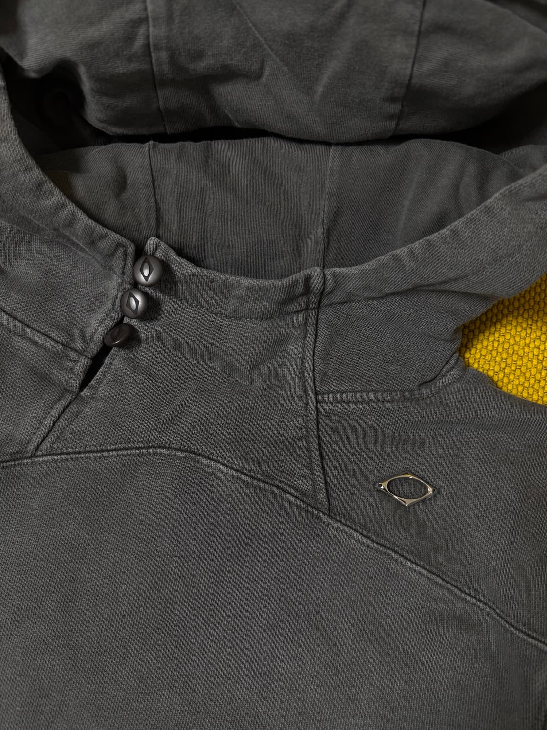 미스치프 사이드 버튼 업 크롭 후드 차콜 상품이미지4