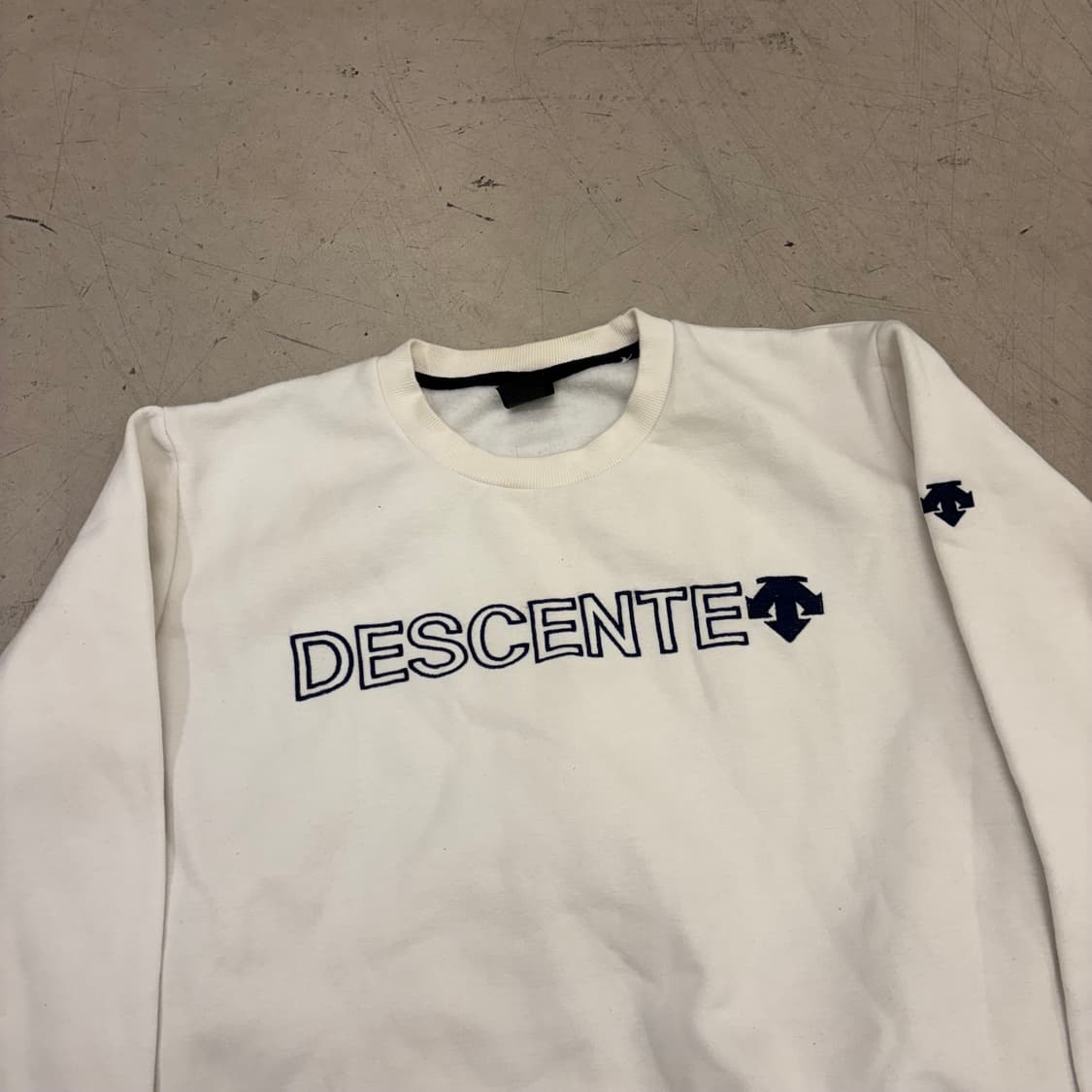 데상트 빅로고 맨투맨 상품이미지2