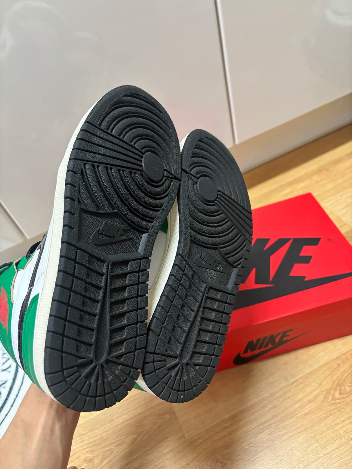 조던 1 하이 럭키그린 265 사이즈 판매합니다 상품이미지7