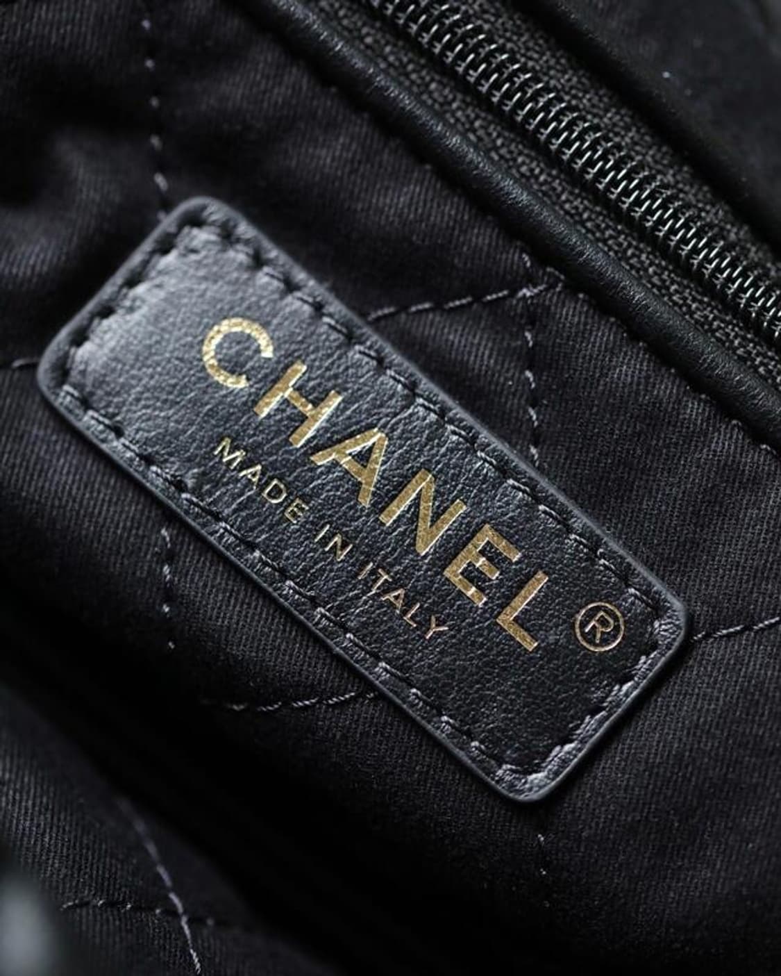 샤넬 투투백 블랙 퀼팅 금장 체인 상품이미지9