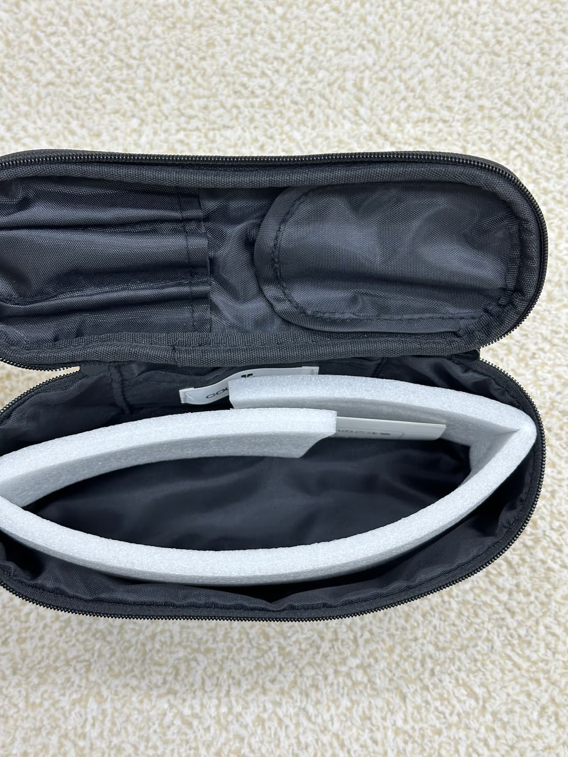 새상품) 꾸레쥬 레터링 로고 메이크업 파우치 상품이미지5