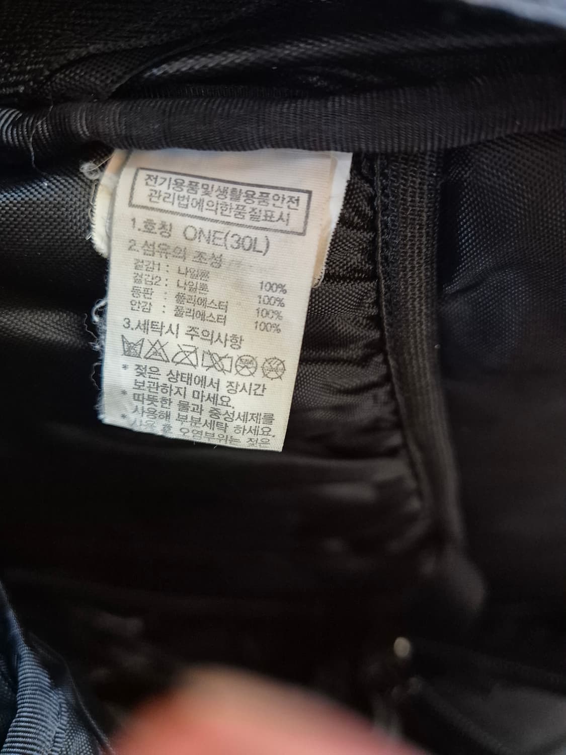 노스페이스 빅샷 블랙 백팩 판매합니다. 수납 공간이 넉넉해서 이것저것 넣 상품이미지5