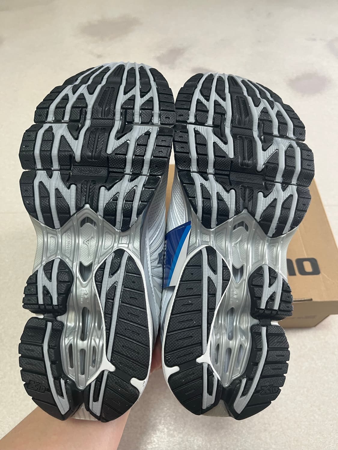 미즈노 웨이브 프로페시 LS 화이트 실버 270사이즈 팝니다 상품이미지4