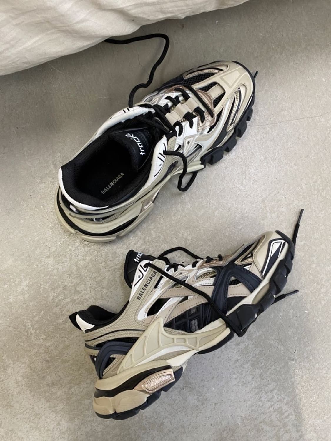 발렌시아가 트랙2 스니커즈 아이보리/블랙 (230-235mm) 상품이미지9