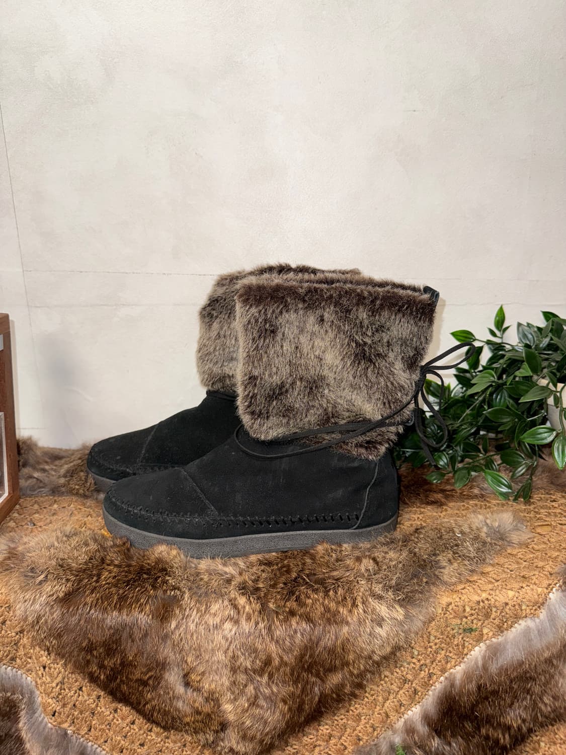 TOMS black fur strap boots 상품이미지2