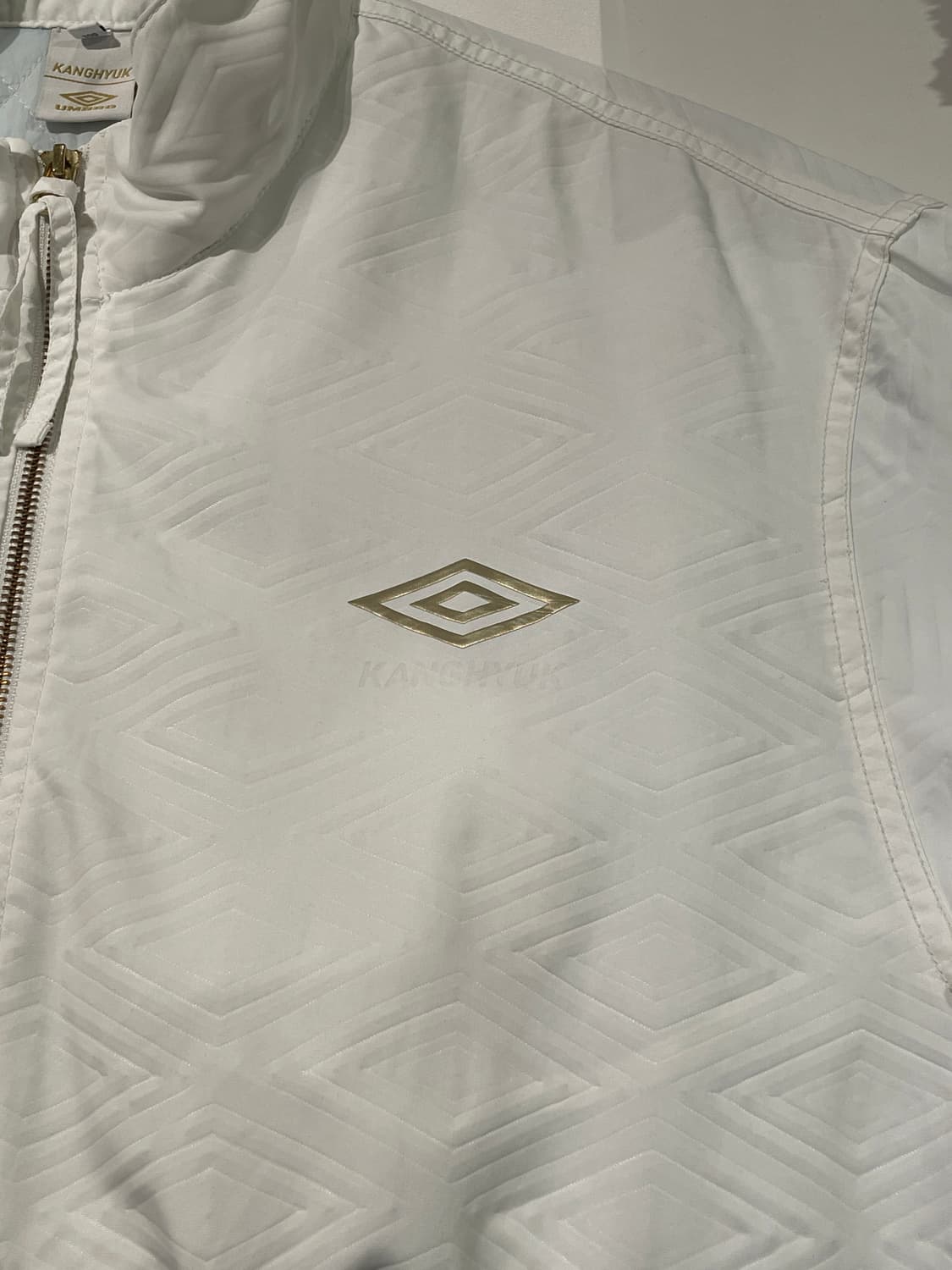 엄브로 x 강혁 화이트 마스 fc 디렉터 프로텍트 자켓 상품이미지10