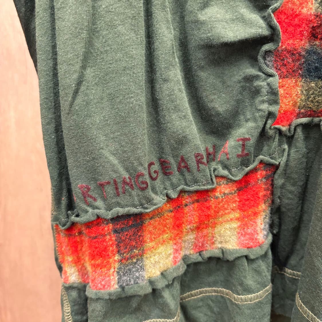 이세이미야케 하이 모크넥 긴팔 티셔츠 언밸런스 러플 레터링 디테일 그린 상품이미지5