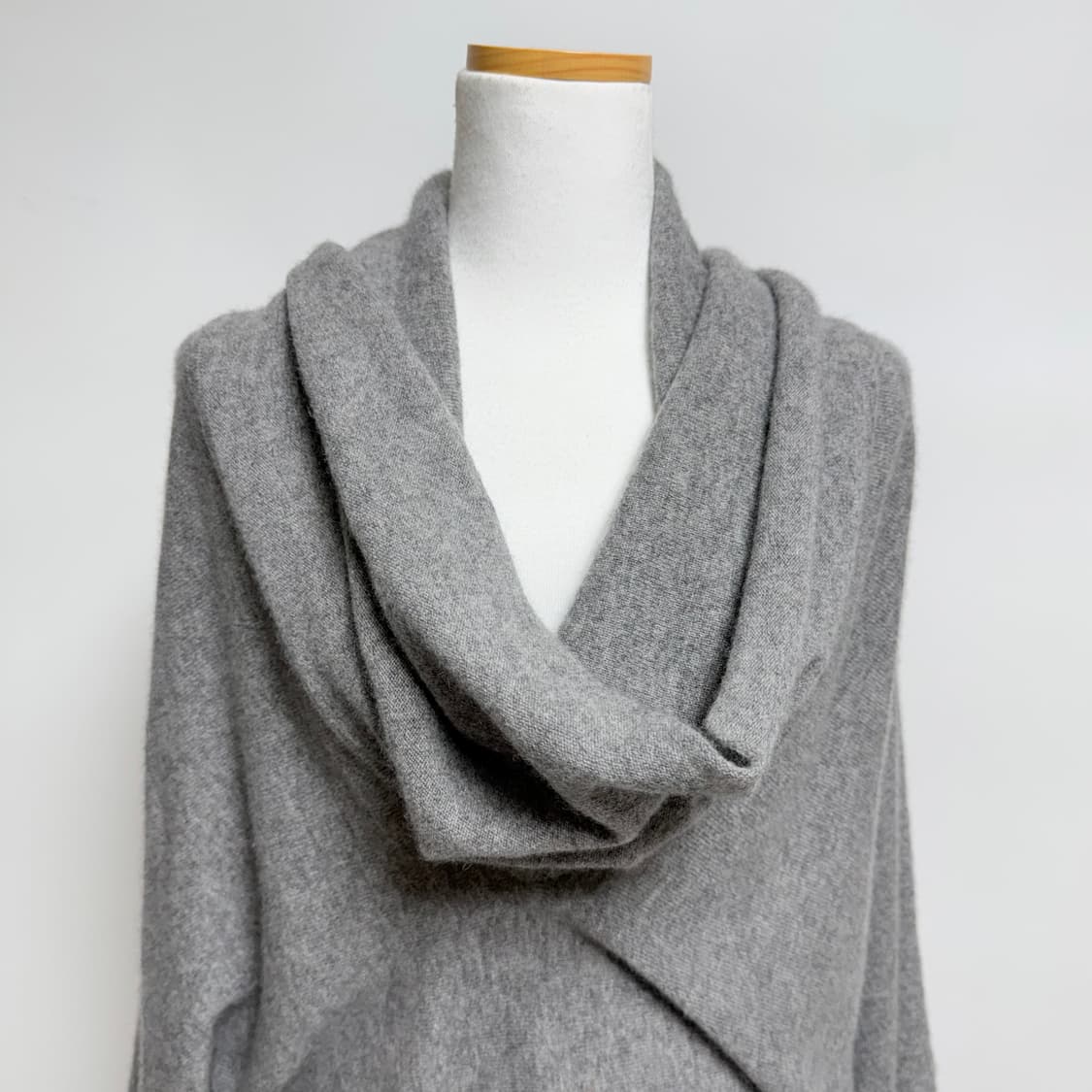 [캐시미어 100%] 드레이프 언발 그레이 니트 탑 상품이미지6