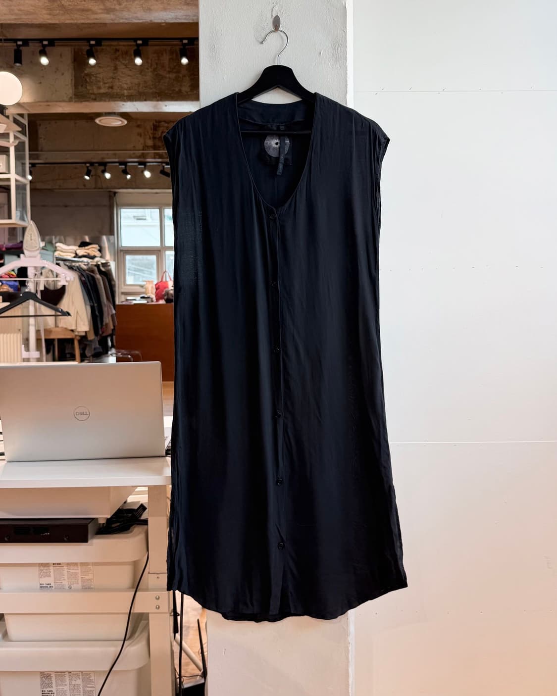 다미르 도마 사일런트 14ss 블랙 슬리브리스 버튼 원피스 상품이미지1
