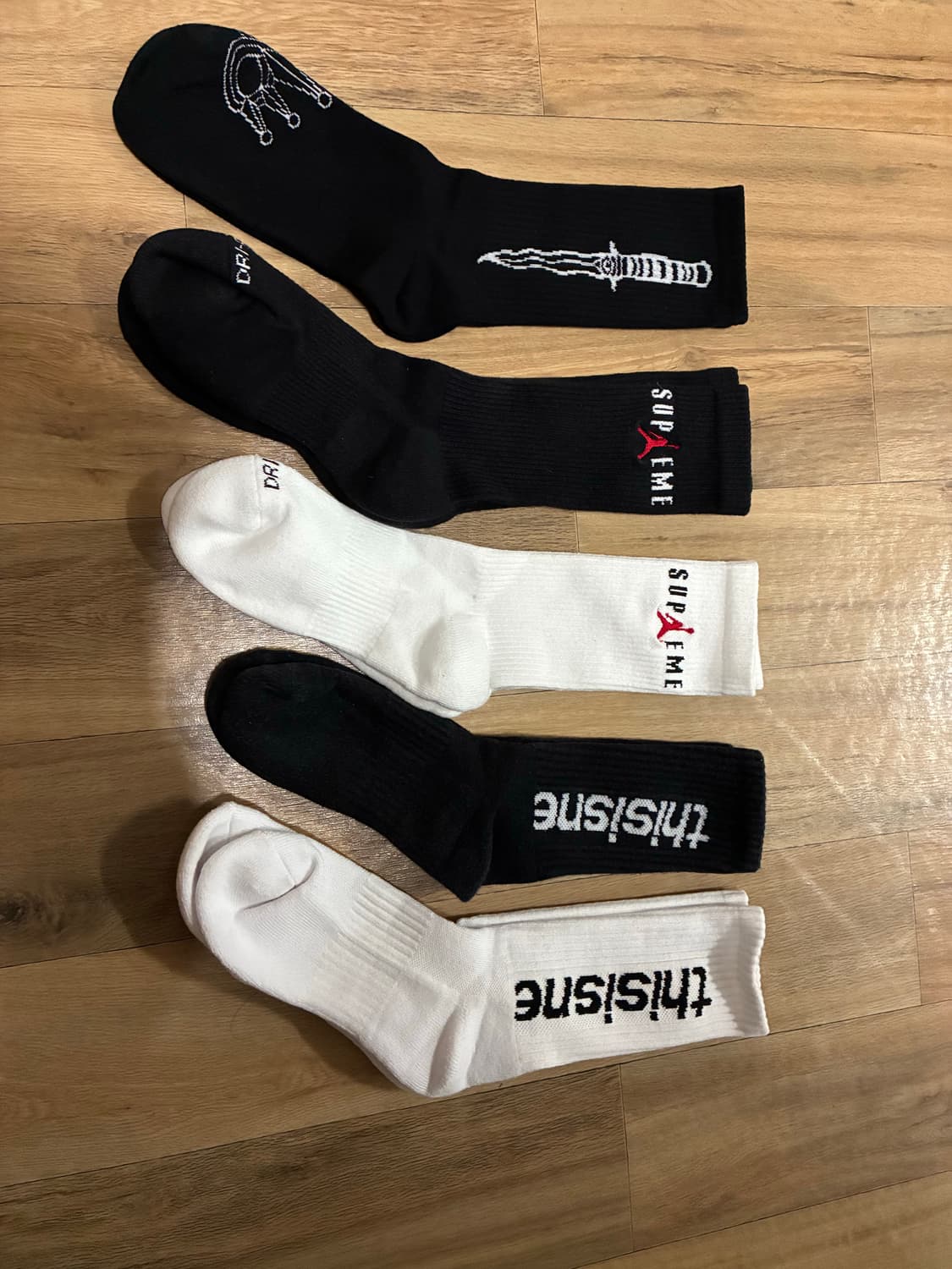 [새상품] 양말 5켤레 판매 (조던X슈프림, 디네댓, 킹크로치) 상품이미지1