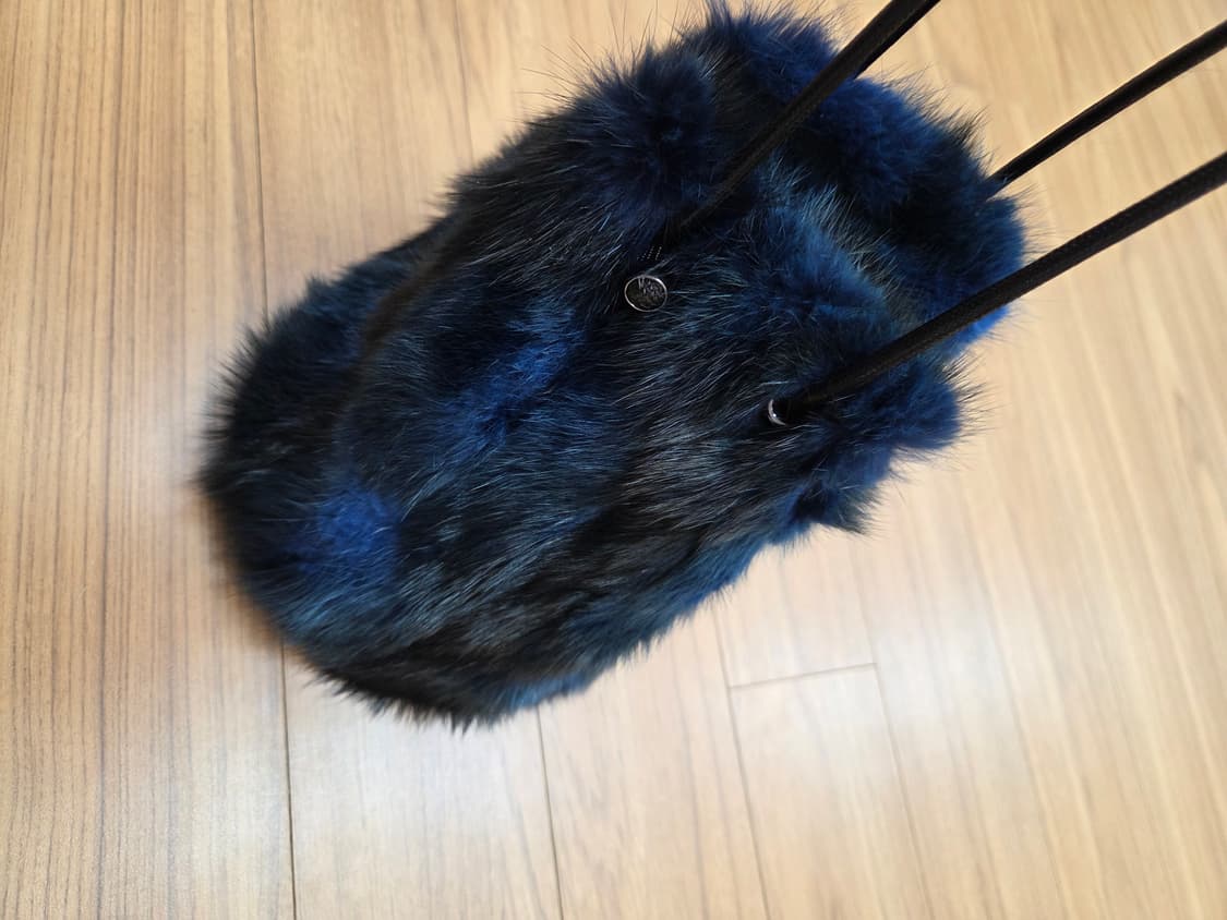 파란색과 검은색 털이 섞여 오묘한 색감을 내는 폭스 퍼 복주머니 가방입니 상품이미지3
