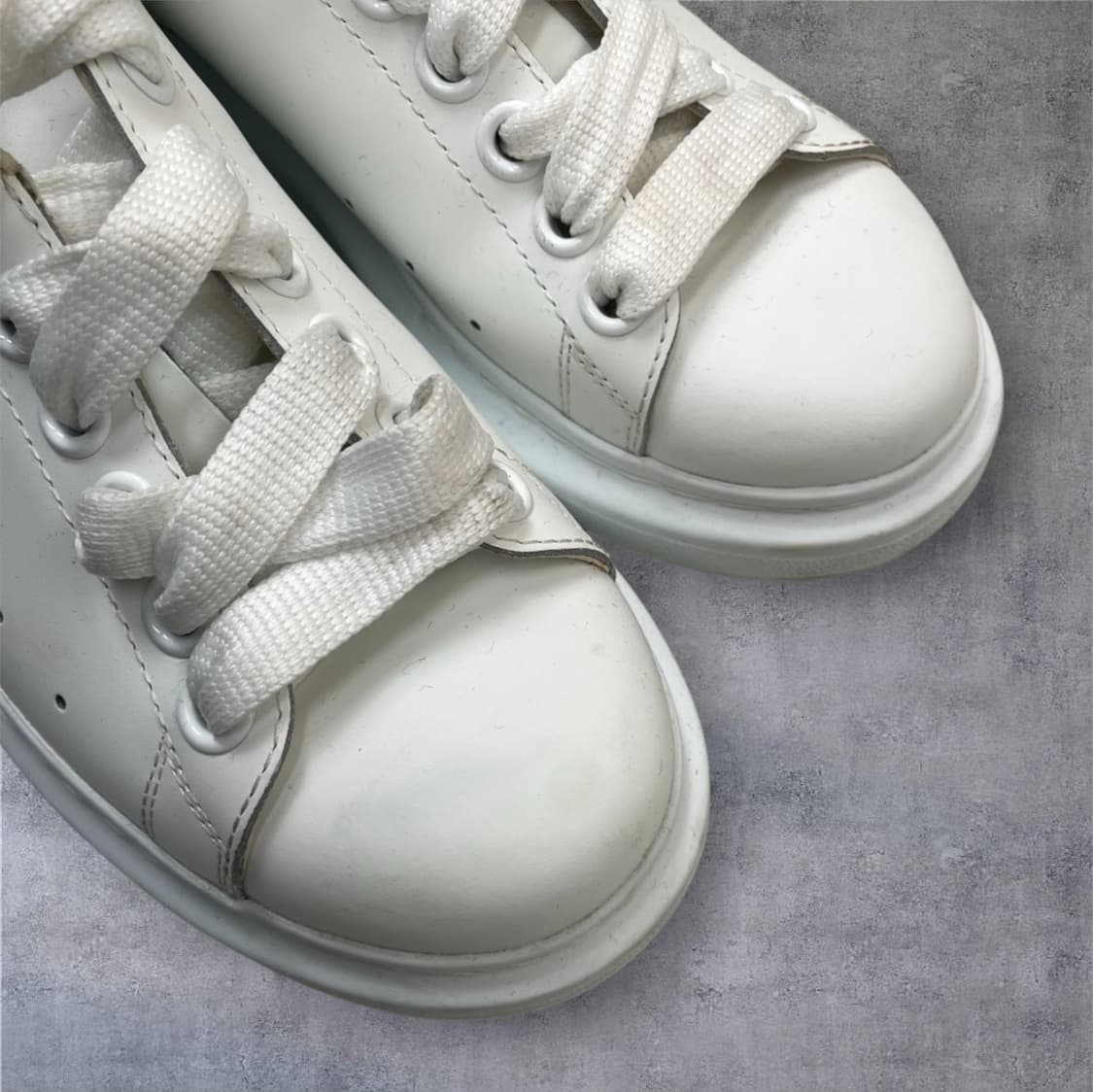 알렉산더맥퀸 화이트 오버솔 스니커즈 35.5 상품이미지4