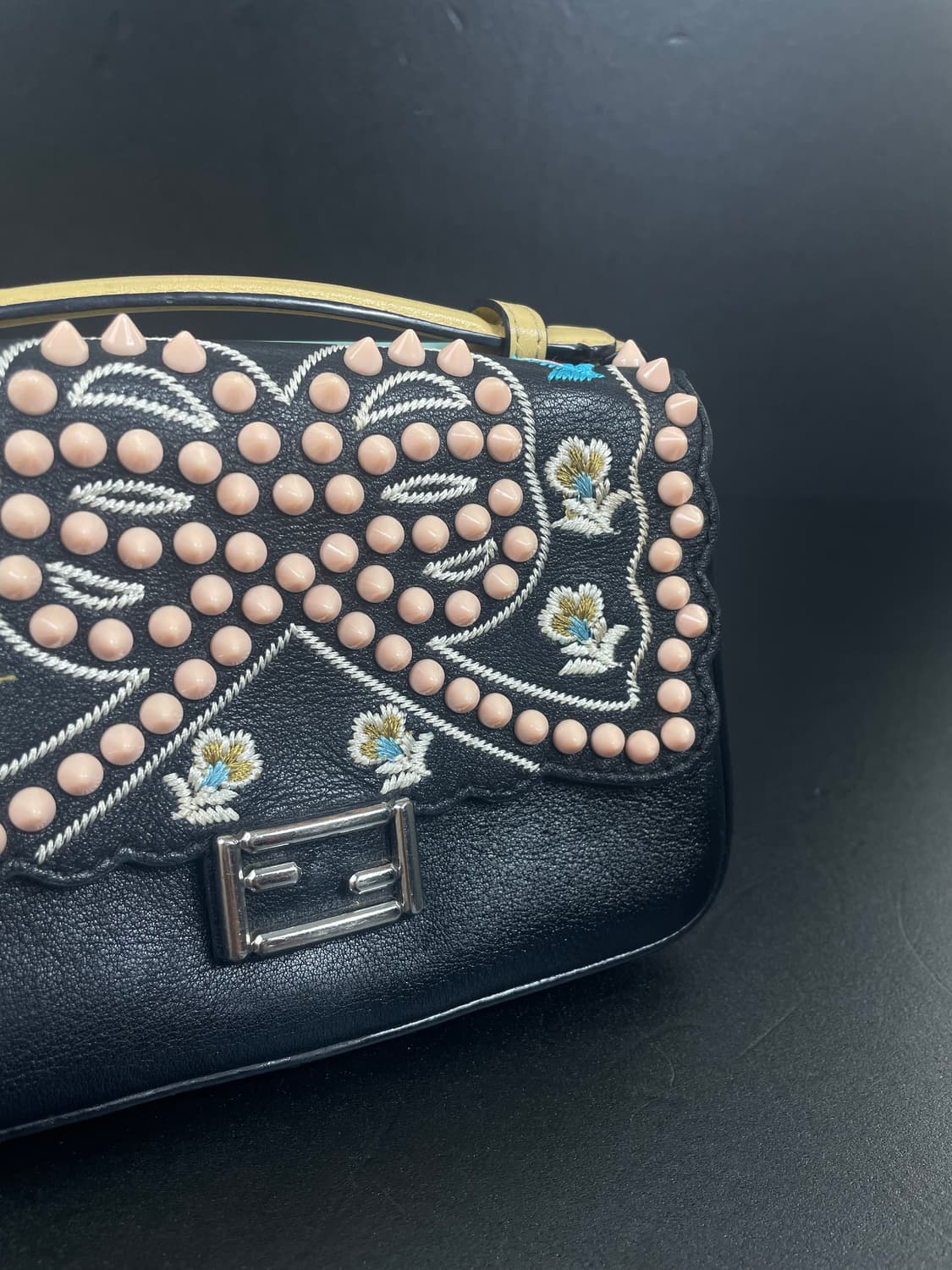 FENDI 펜디 더블 바게트 스터드 보우 마이크로 숄더백 상품이미지4