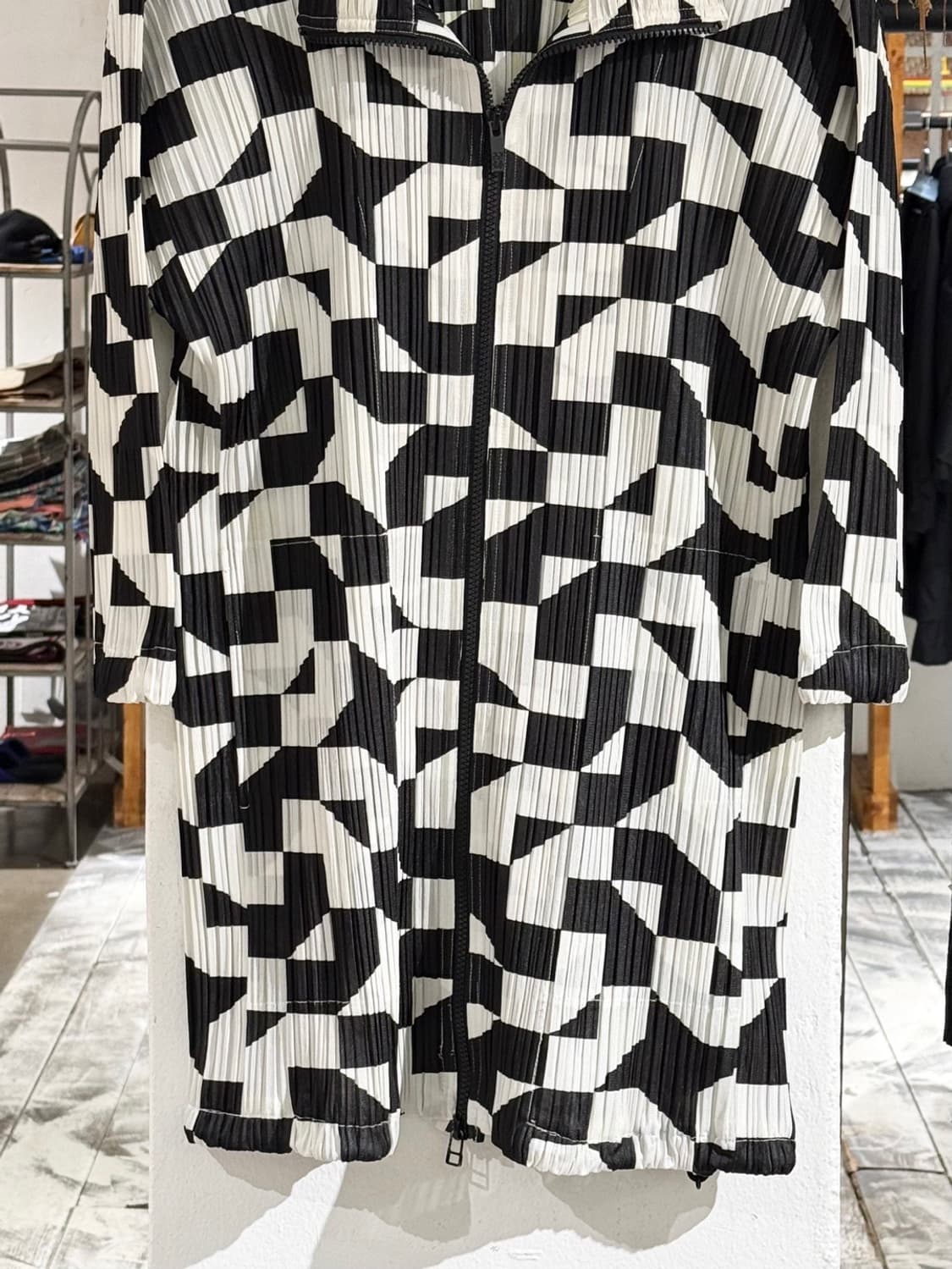 플리츠플리즈 블랙 화이트 스무시 롱 자켓 상품이미지5