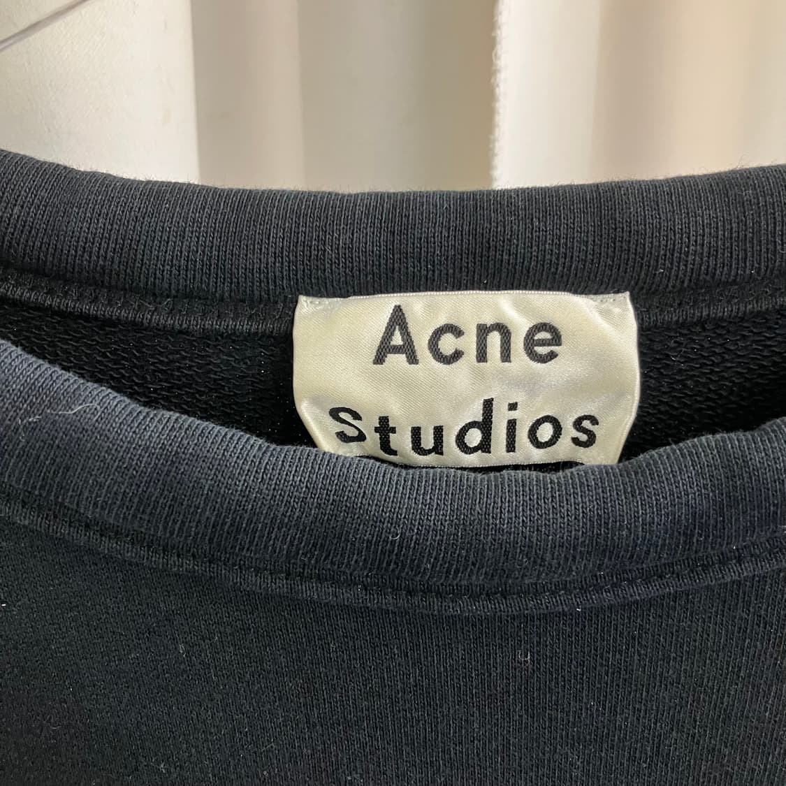아크네 스튜디오 블랙 체리 스웨트셔츠 M 상품이미지3