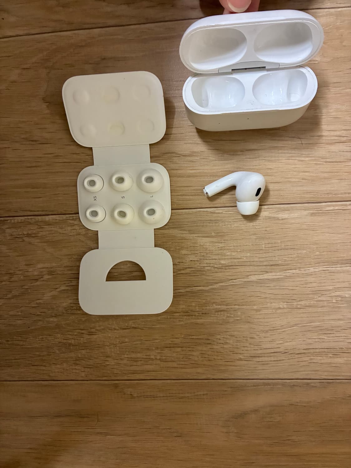 에어팟 프로 2세대 좌측 상품이미지3