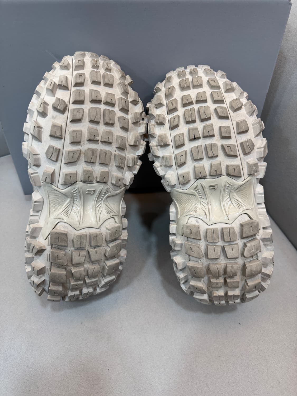 발렌시아가 디펜더 스니커즈 39사이즈  상품이미지3