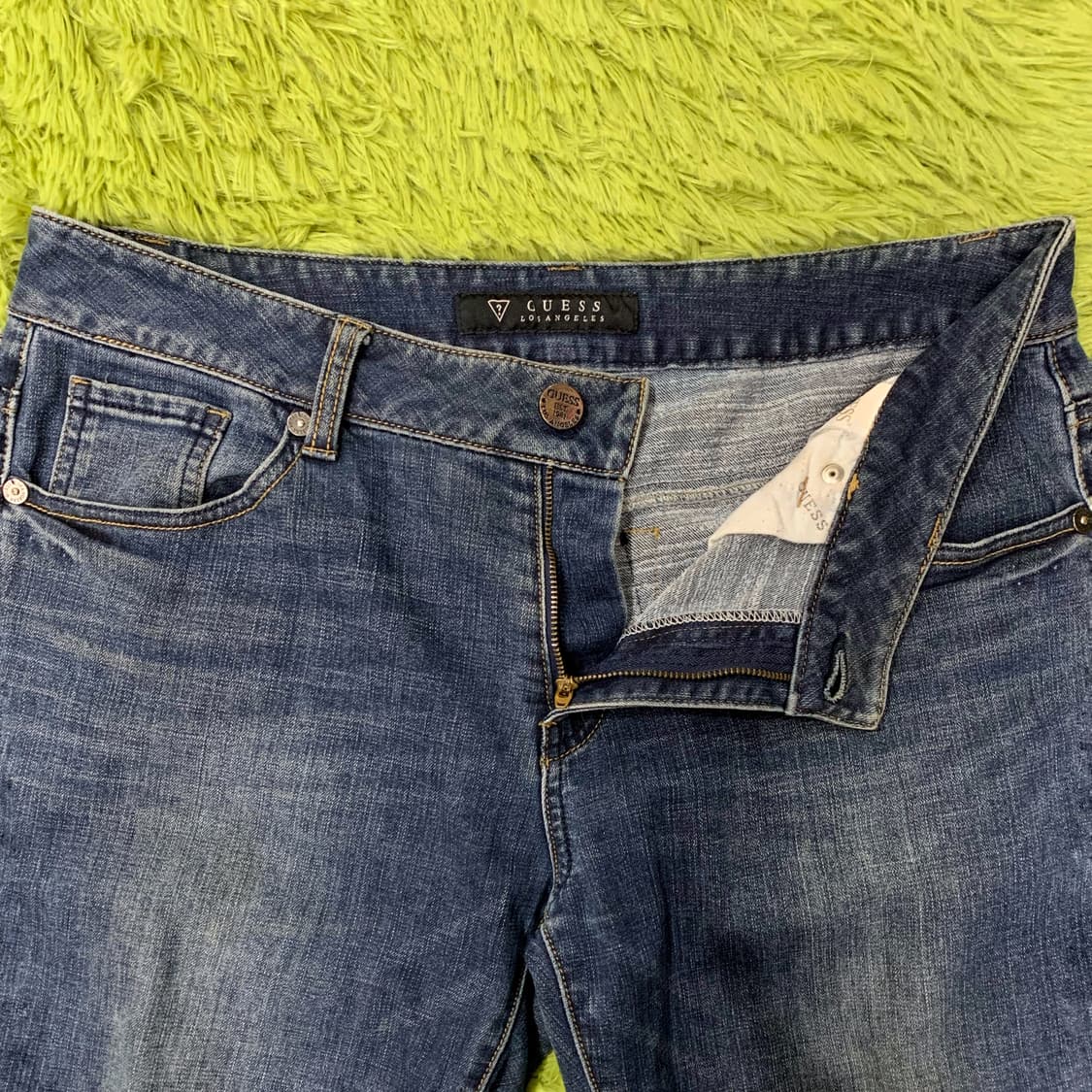 [36] 게스 메탈플레이트 와이드 테이퍼드핏 데님팬츠 상품이미지4