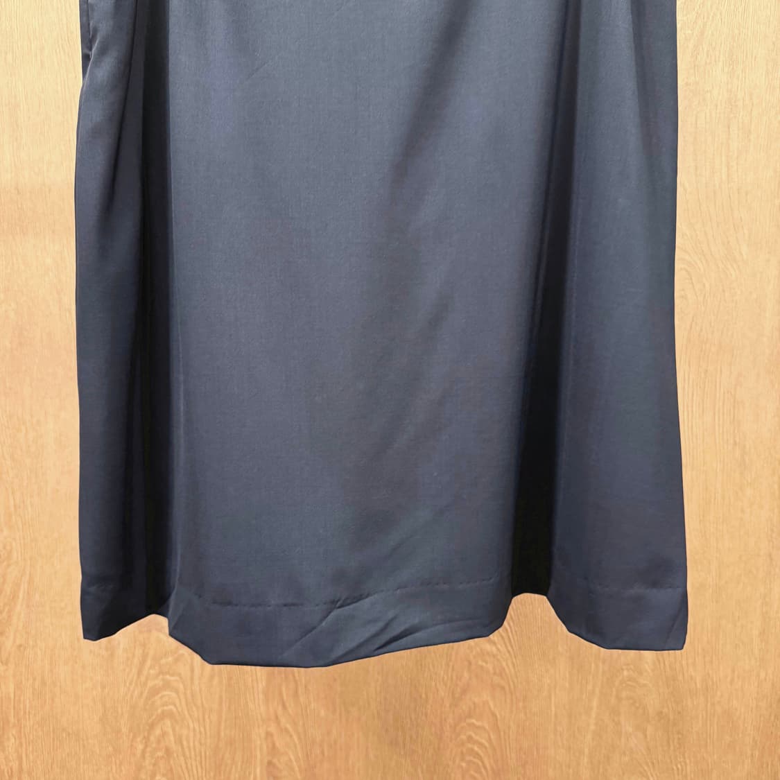 띠어리 A라인 미디 스커트 사이드 지퍼 디테일 미니멀 네이비 상품이미지5