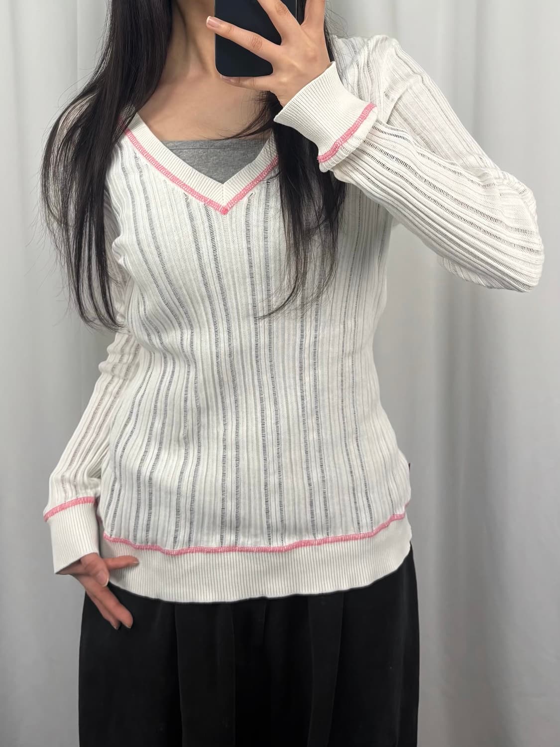 리바이스 화이트 브이넥 니트 상품이미지1