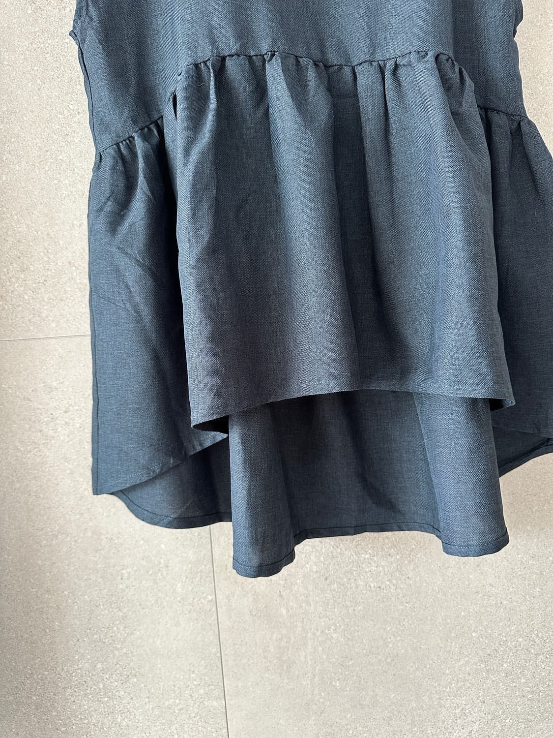 네이비색 언발란스 민소매 블라우스 상품이미지3