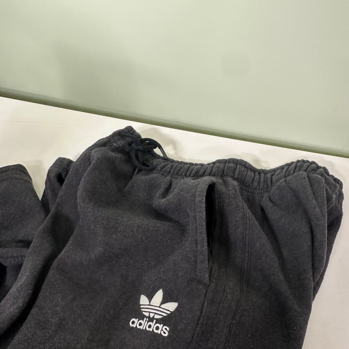 XXL 아디다스오리지날 챠콜 레귤러핏 3스트라이프 코튼 트랙팬츠 상품이미지1