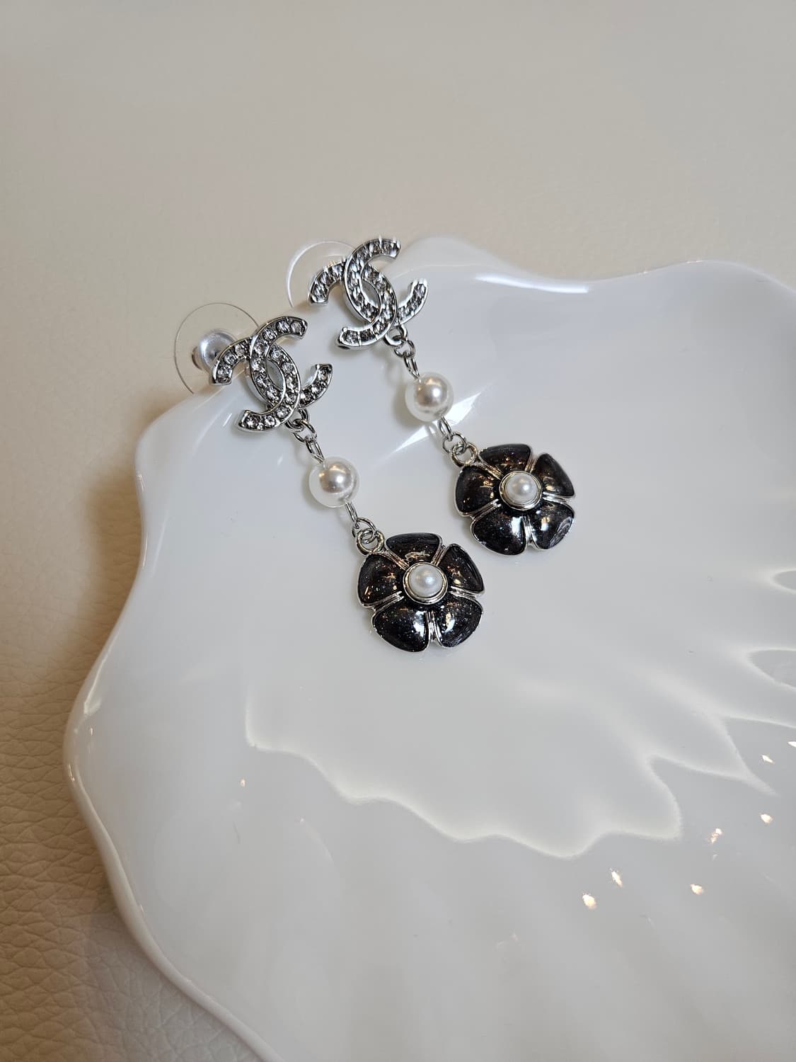 샤넬 펄블랙플라워 큐빅CC 드롭귀걸이  업사이클링 상품이미지2