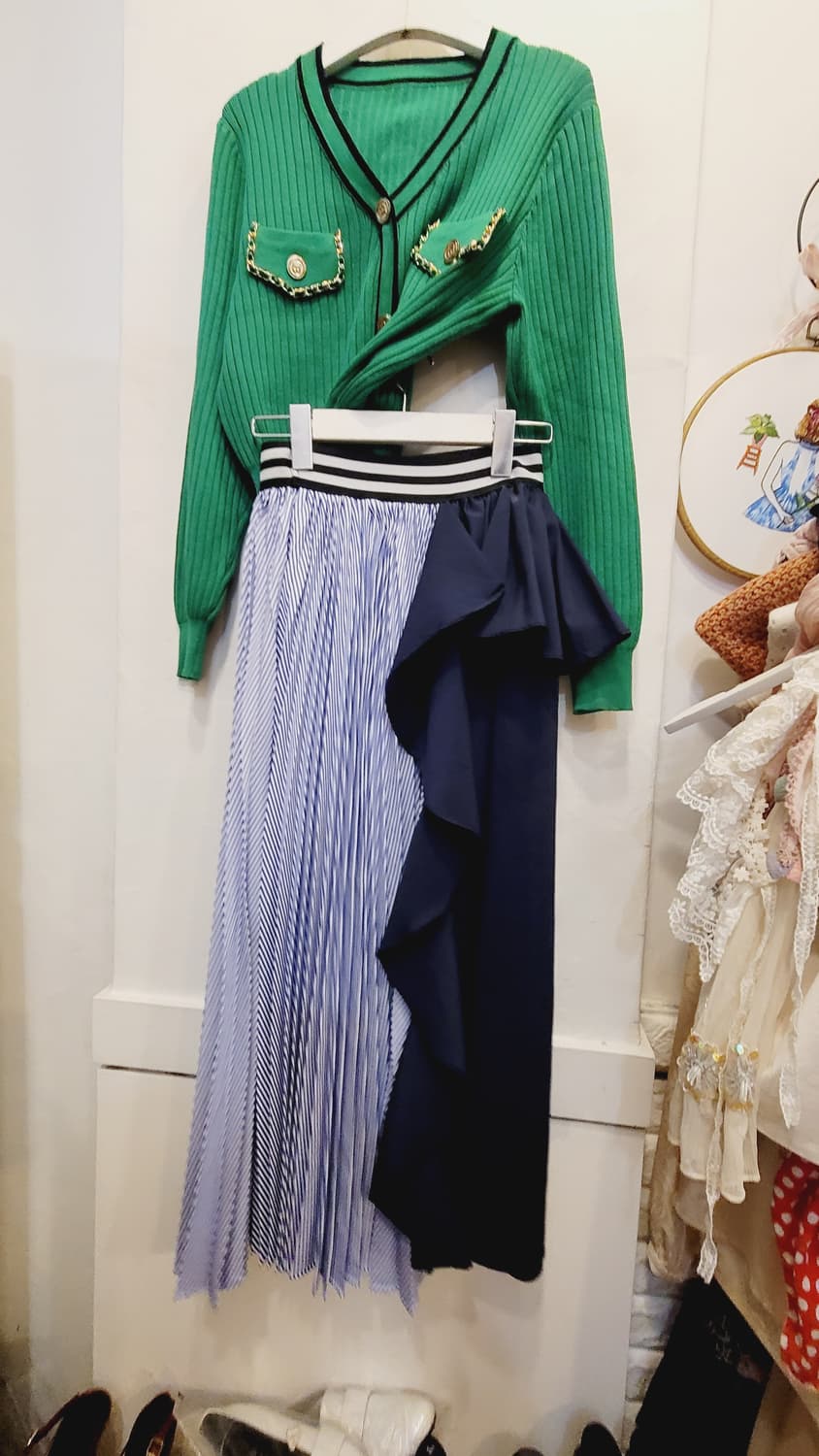 그린 체인 브이넥니트.  지고트 언발스커트 상품이미지4