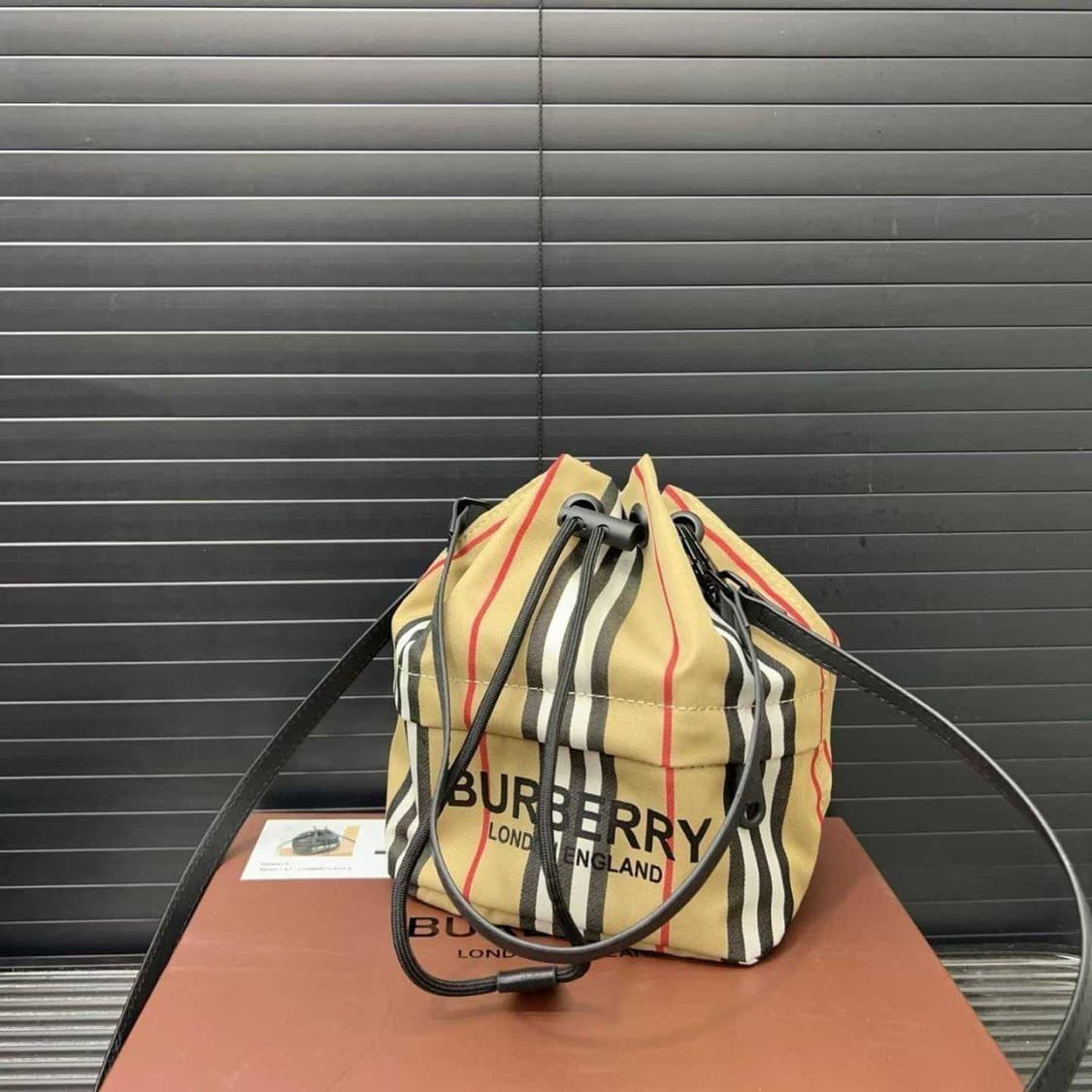 버버리(Burberry) 미니 체크 버킷 백 상품이미지5