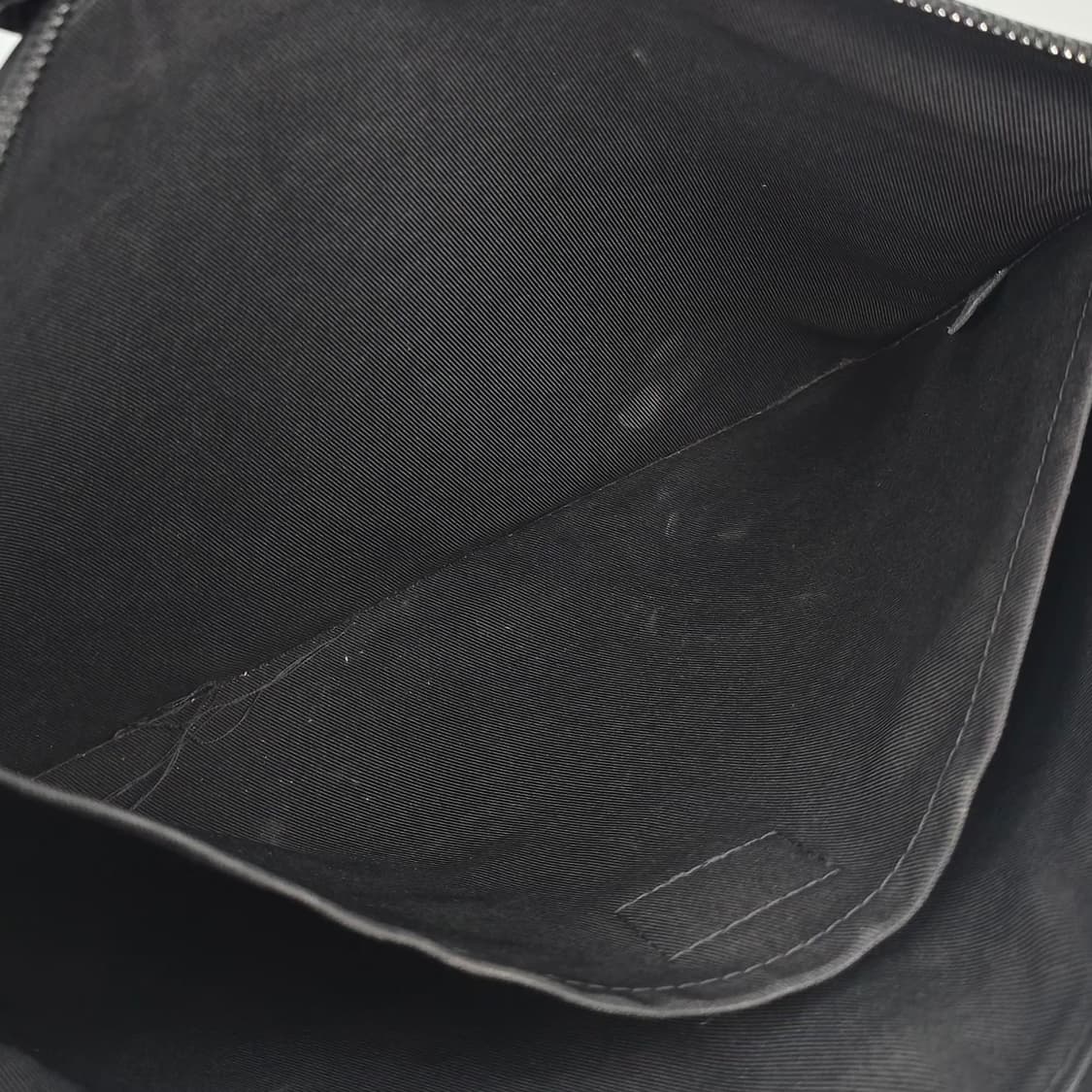 루이비통 모노그램 쉐도우 디스커버리 포쉐트 클러치백 상품이미지9